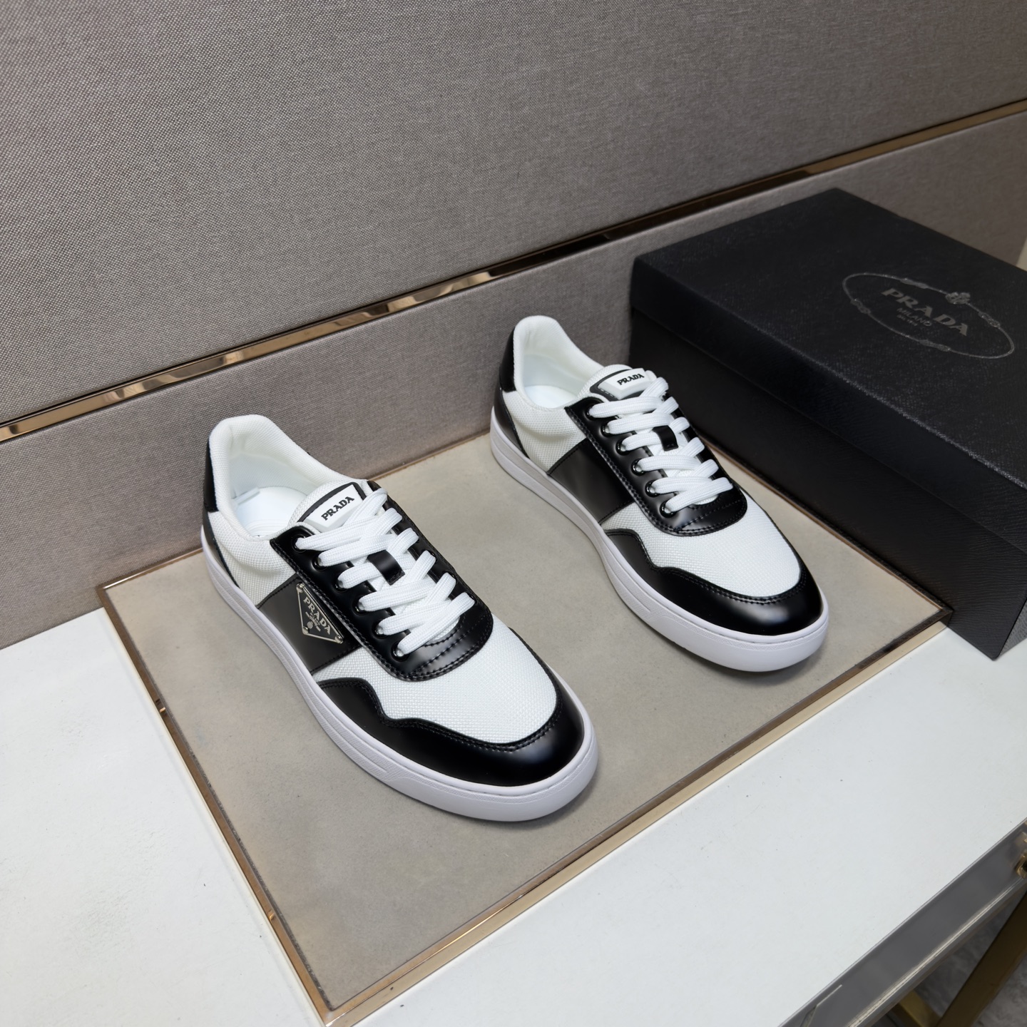 NO:779376,[Prada~] Men's casual shoes are on sale simultaneously in 2026z cabinets. Size: 38-44#. The uppers in 3 colors are made of multi-material spliced ​​mesh lining, which is comfortable and breathable. The original soles are comfortable and wear-resistant. The real ones are better when photographed in person. Prada19860909【普拉达～】男士休闲鞋 2026z柜同步发售 码数:38-44# 3个颜色鞋面选用多材质拼接网布内里,舒适透气,鞋底原版舒适耐磨大底,实物拍摄实物更赞,,prada,Men's shoes