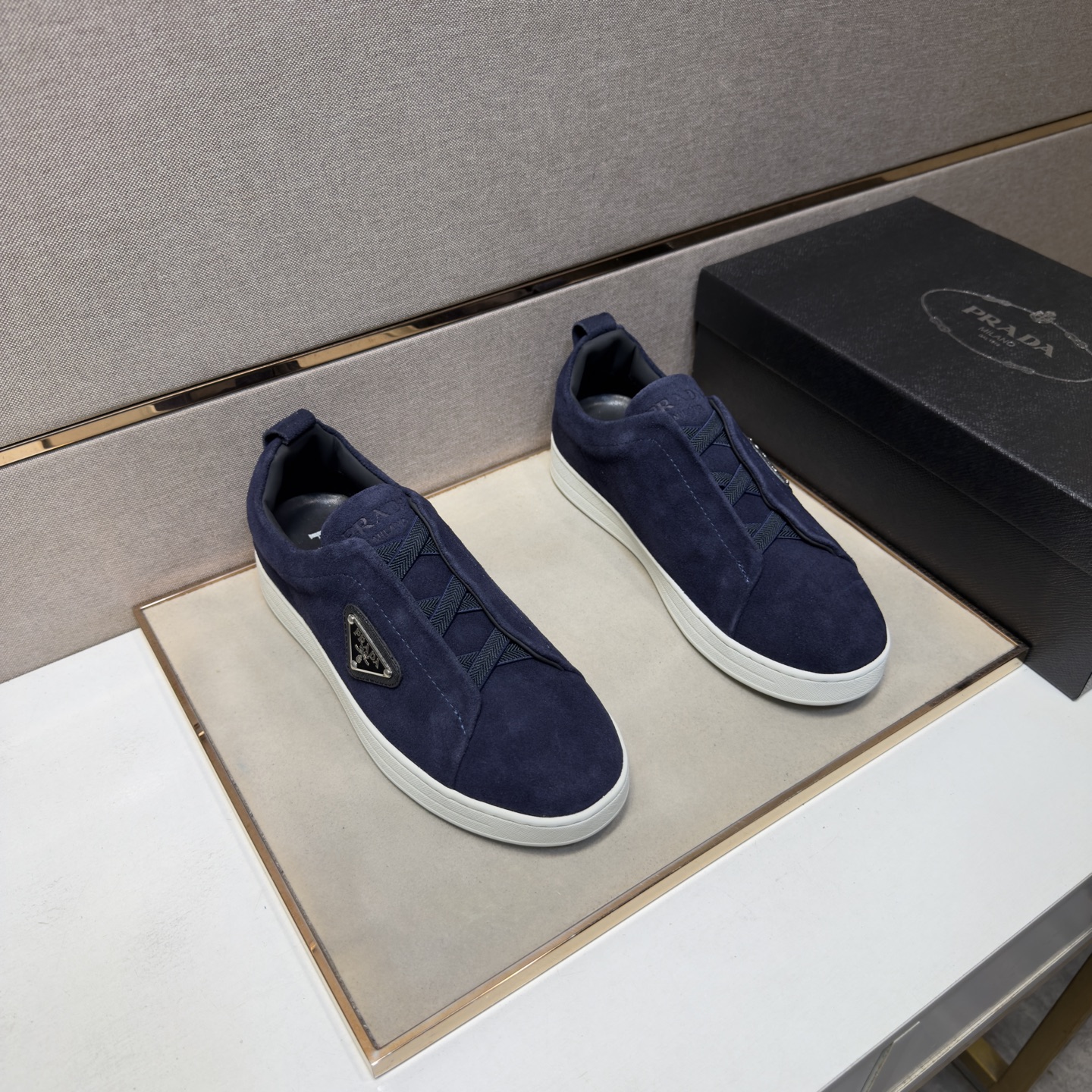 NO:779382,[Prada~] Men's casual shoes are on sale simultaneously in 2026z cabinets. Size: 38-44#. 2 colors. The upper is made of multi-material stitching and genuine leather lining. It is comfortable and breathable. The original sole is comfortable and wear-resistant. The real thing is better when photographed in person. Prada19860909【普拉达～】男士休闲鞋 2026z柜同步发售 码数:38-44# 2个颜色鞋面选用多材质拼接真皮内里,舒适透气,鞋底原版舒适耐磨大底,实物拍摄实物更赞,,prada,Men's shoes