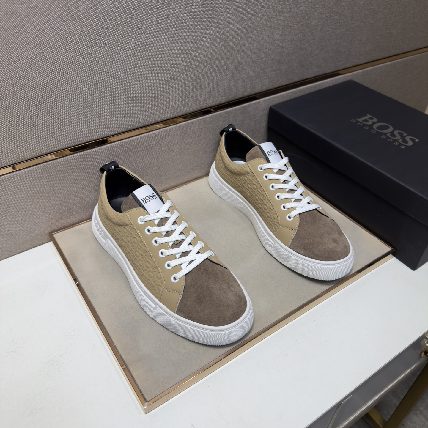 NO:779388,[BOSS~] Men's casual shoes are on sale simultaneously in 2026z cabinets. Size: 38-44#. The uppers in 3 colors are made of multi-material spliced ​​genuine leather lining, which is comfortable and breathable. The original soles are comfortable and wear-resistant. The real ones are better when photographed in person.19860909【BOSS～】男士休闲鞋 2026z柜同步发售 码数:38-44# 3个颜色鞋面选用多材质拼接真皮内里,舒适透气,鞋底原版舒适耐磨大底,实物拍摄实物更赞,,Men's shoes