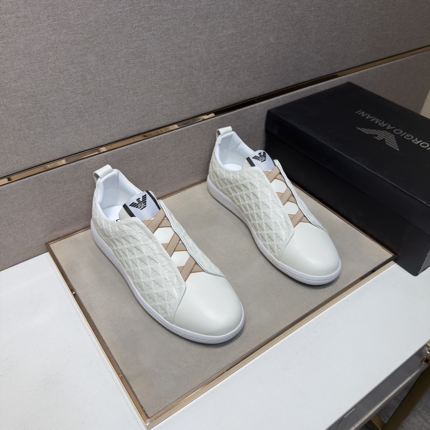 NO:779394,[Armani~] Men's casual shoes 2026z cabinet simultaneous sale Size: 38-44# 3 colors of uppers are made of multi-material splicing genuine leather lining, comfortable and breathable, original soles are comfortable and wear-resistant, the actual photos taken are better, armani19860909【阿玛尼～】男士休闲鞋 2026z柜同步发售 码数:38-44# 3个颜色鞋面选用多材质拼接真皮内里,舒适透气,鞋底原版舒适耐磨大底,实物拍摄实物更赞,,armani,Men's shoes