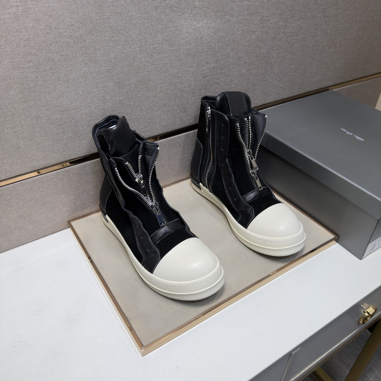 NO:780125,[Owens RO~] Casual high-top shoes for couples 2026z cabinet simultaneous sale Size: 35-47# 1 color The upper is made of cowhide and stitched with cowhide lining, which is comfortable and breathable. The original sole is comfortable and wear-resistant. The real thing is better when shot in person,,cowhide19860909【欧文斯RO～】情侣装休闲高帮鞋 2026z柜同步发售 码数:35-47# 1个颜色鞋面选用牛皮拼接牛皮内里,舒适透气,鞋底原版舒适耐磨大底,实物拍摄实物更赞,,cowhide,Men's shoes