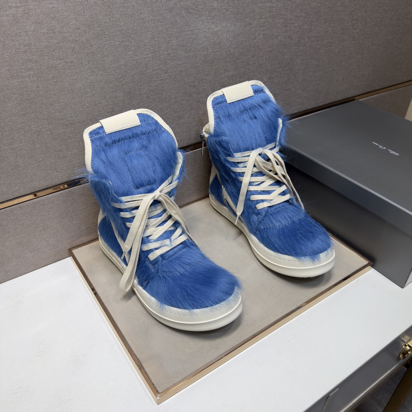 NO:780131,[Owens RO~] Casual high-top shoes for couples 2026z cabinet simultaneous sale Size: 35-47# 1 color The upper is made of cowhide spliced ​​with horse hair cowhide lining, which is comfortable and breathable. The original sole is comfortable and wear-resistant. The real thing is better when photographed in person,,cowhide19860909【欧文斯RO～】情侣装休闲高帮鞋 2026z柜同步发售 码数:35-47# 1个颜色鞋面选用牛皮拼接马毛牛皮内里,舒适透气,鞋底原版舒适耐磨大底,实物拍摄实物更赞,,cowhide,Men's shoes