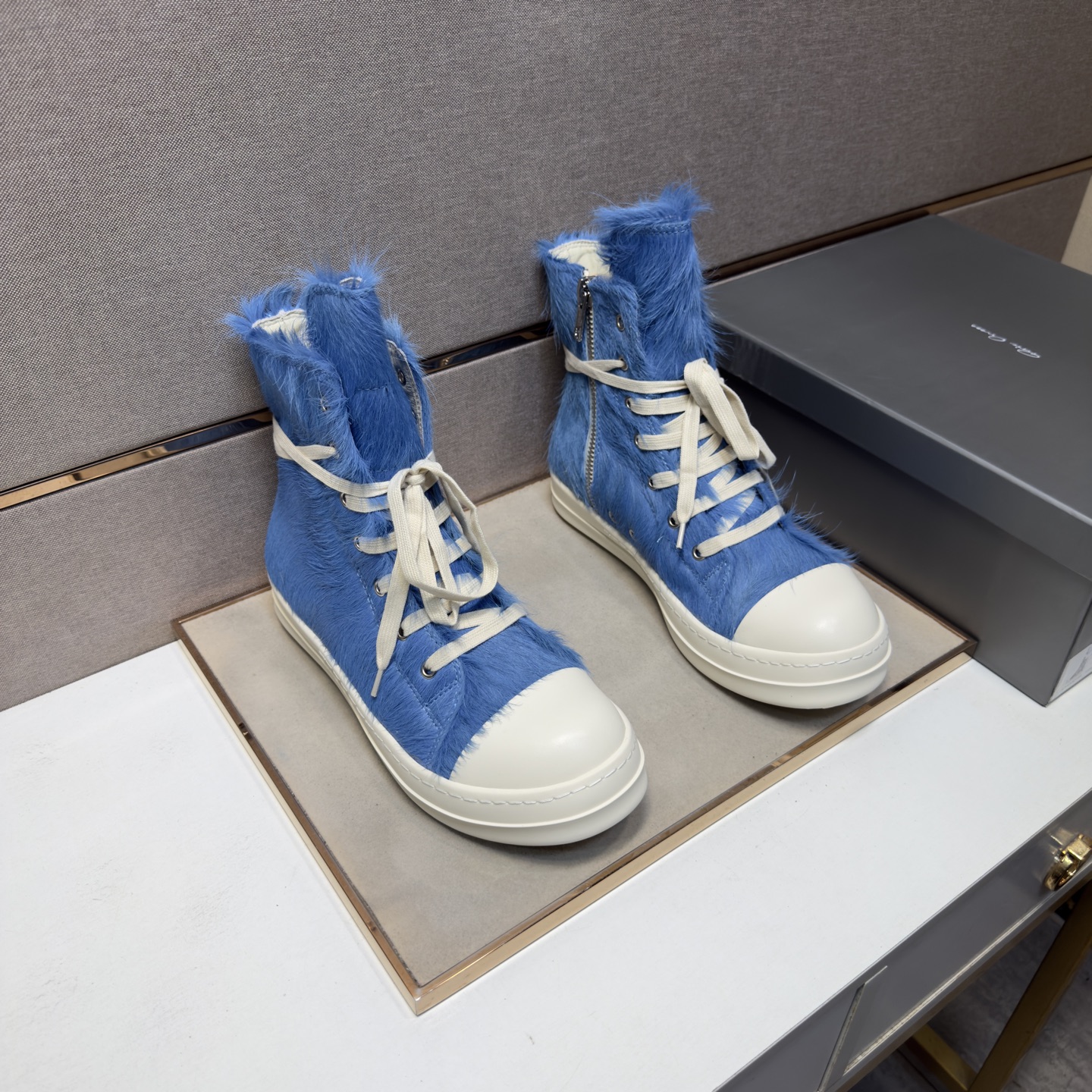 NO:780137,[Owens RO~] Casual high-top shoes for couples 2026z cabinet simultaneous sale Size: 35-47# 1 color The upper is made of cowhide and stitched with cowhide lining, which is comfortable and breathable. The original sole is comfortable and wear-resistant. The real thing is better when shot in person,,cowhide19860909【欧文斯RO～】情侣装休闲高帮鞋 2026z柜同步发售 码数:35-47# 1个颜色鞋面选用牛皮拼接牛皮内里,舒适透气,鞋底原版舒适耐磨大底,实物拍摄实物更赞,,cowhide,Men's shoes