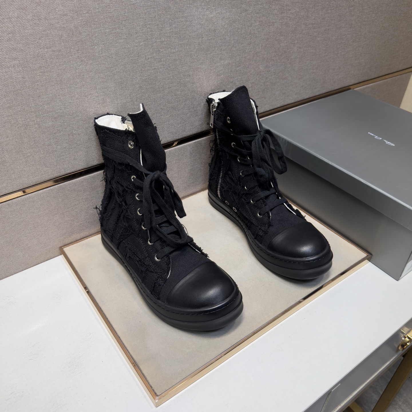 NO:780143,[Owens RO~] Casual high-top shoes for couples 2026z cabinet simultaneous sale Size: 35-47# 1 color The upper is made of canvas spliced ​​cowhide lining, which is comfortable and breathable. The original sole is comfortable and wear-resistant. The real thing is better when shot in person,,cowhide19860909【欧文斯RO～】情侣装休闲高帮鞋 2026z柜同步发售 码数:35-47# 1个颜色鞋面选用帆布拼接牛皮内里,舒适透气,鞋底原版舒适耐磨大底,实物拍摄实物更赞,,cowhide,Men's shoes