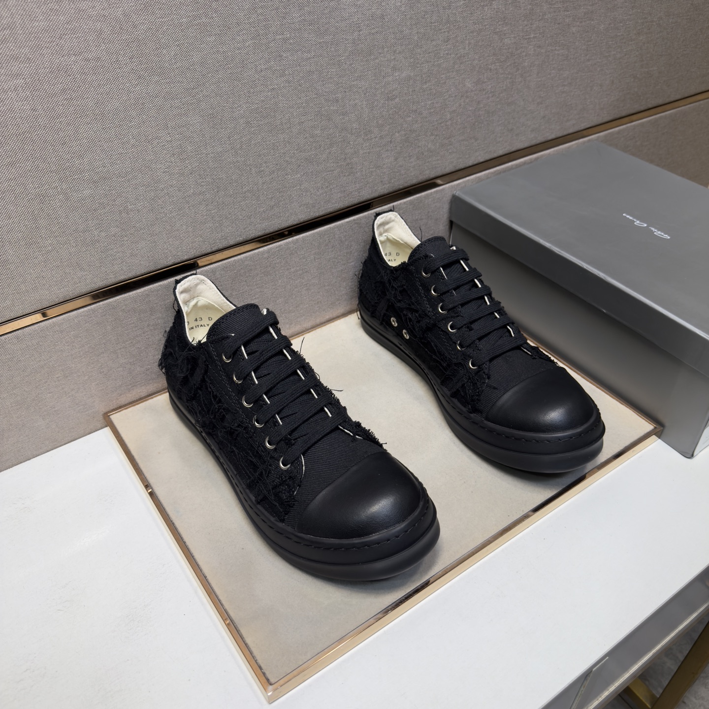 NO:780153,[Owens RO～] Casual shoes for couples, 2026z cabinets are on sale at the same time. Size: 35-47# 1 color. The upper is made of cowhide spliced ​​with canvas and cowhide lining, which is comfortable and breathable. The original sole is comfortable and wear-resistant. The real thing is better when photographed in person.,cowhide19860909【欧文斯RO～】情侣装休闲鞋 2026z柜同步发售 码数:35-47# 1个颜色鞋面选用牛皮拼接帆布牛皮内里,舒适透气,鞋底原版舒适耐磨大底,实物拍摄实物更赞,,cowhide,Men's shoes