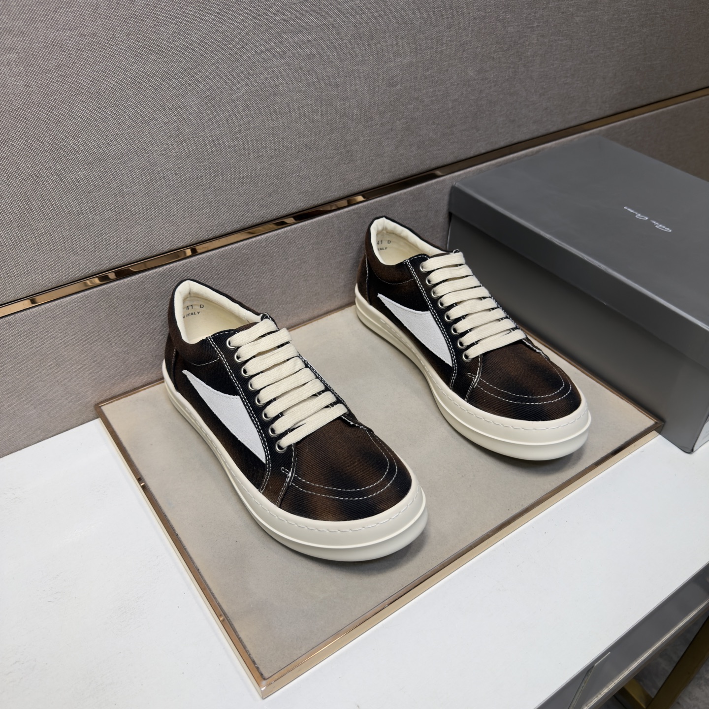NO:780159,[Owens RO~] Casual shoes for couples 2026z cabinet simultaneous sale Size: 35-47# 1 color The upper is made of cowhide stitched canvas fabric lining, which is comfortable and breathable. The original sole is comfortable and wear-resistant. The real thing is better when shot in person,,cowhide19860909【欧文斯RO～】情侣装休闲鞋 2026z柜同步发售 码数:35-47# 1个颜色鞋面选用牛皮拼接帆布布料内里,舒适透气,鞋底原版舒适耐磨大底,实物拍摄实物更赞,,cowhide,Men's shoes