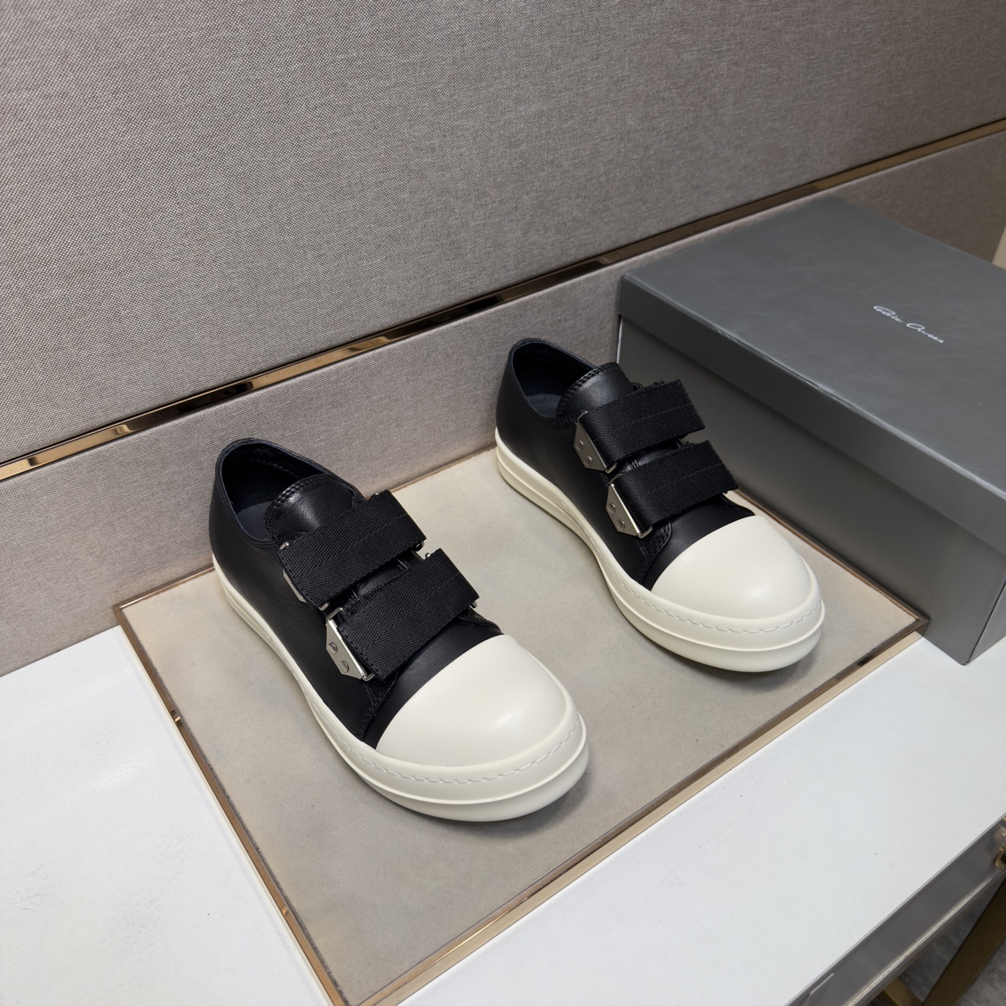 NO:780165,[Owens RO~] Casual shoes for couples 2026z cabinet simultaneous sale Size: 35-47# 1 color The upper is made of cowhide and stitched with cowhide lining, which is comfortable and breathable. The original sole is comfortable and wear-resistant. The real thing is better when photographed in person,,cowhide19860909【欧文斯RO～】情侣装休闲鞋 2026z柜同步发售 码数:35-47# 1个颜色鞋面选用牛皮拼接牛皮内里,舒适透气,鞋底原版舒适耐磨大底,实物拍摄实物更赞,,cowhide,Men's shoes