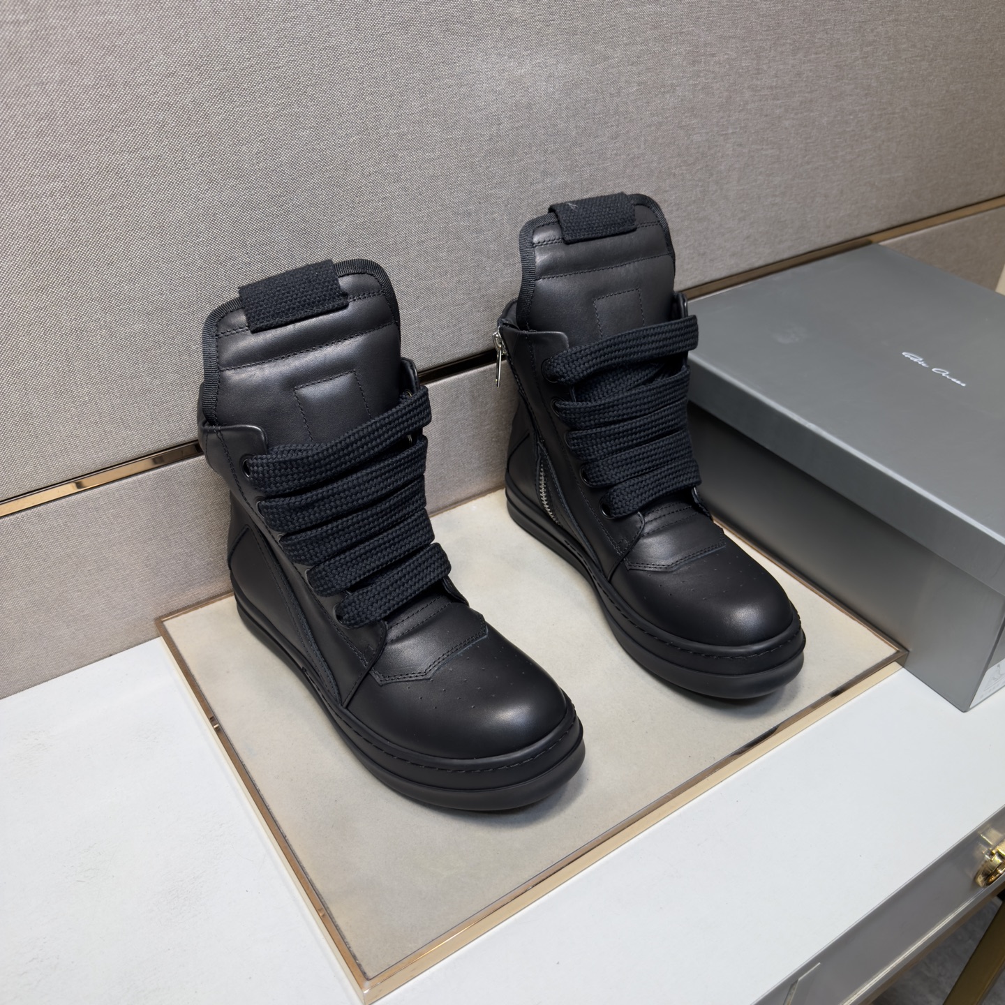 NO:780118,[Owens RO~] Casual high-top shoes for couples 2026z cabinet simultaneous sale Size: 35-47# 1 color The upper is made of cowhide and stitched with cowhide lining, which is comfortable and breathable. The original sole is comfortable and wear-resistant. The real thing is better when shot in person,,cowhide19860909【欧文斯RO～】情侣装休闲高帮鞋 2026z柜同步发售 码数:35-47# 1个颜色鞋面选用牛皮拼接牛皮内里,舒适透气,鞋底原版舒适耐磨大底,实物拍摄实物更赞,,cowhide,Men's shoes