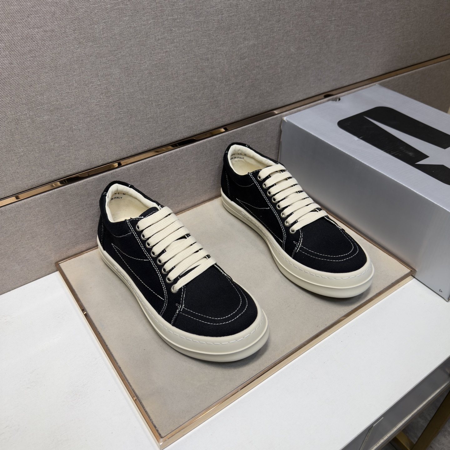 NO:780122,[Converse~] Casual shoes for couples 2026z cabinet simultaneous sale Size: 35-47# 1 color The upper is made of cowhide stitched canvas fabric lining, which is comfortable and breathable. The original sole is comfortable and wear-resistant. The real thing is better when photographed in person, converse, cowhide19860909【匡威～】情侣装休闲鞋 2026z柜同步发售 码数:35-47# 1个颜色鞋面选用牛皮拼接帆布布料内里,舒适透气,鞋底原版舒适耐磨大底,实物拍摄实物更赞,,converse,cowhide,Men's shoes