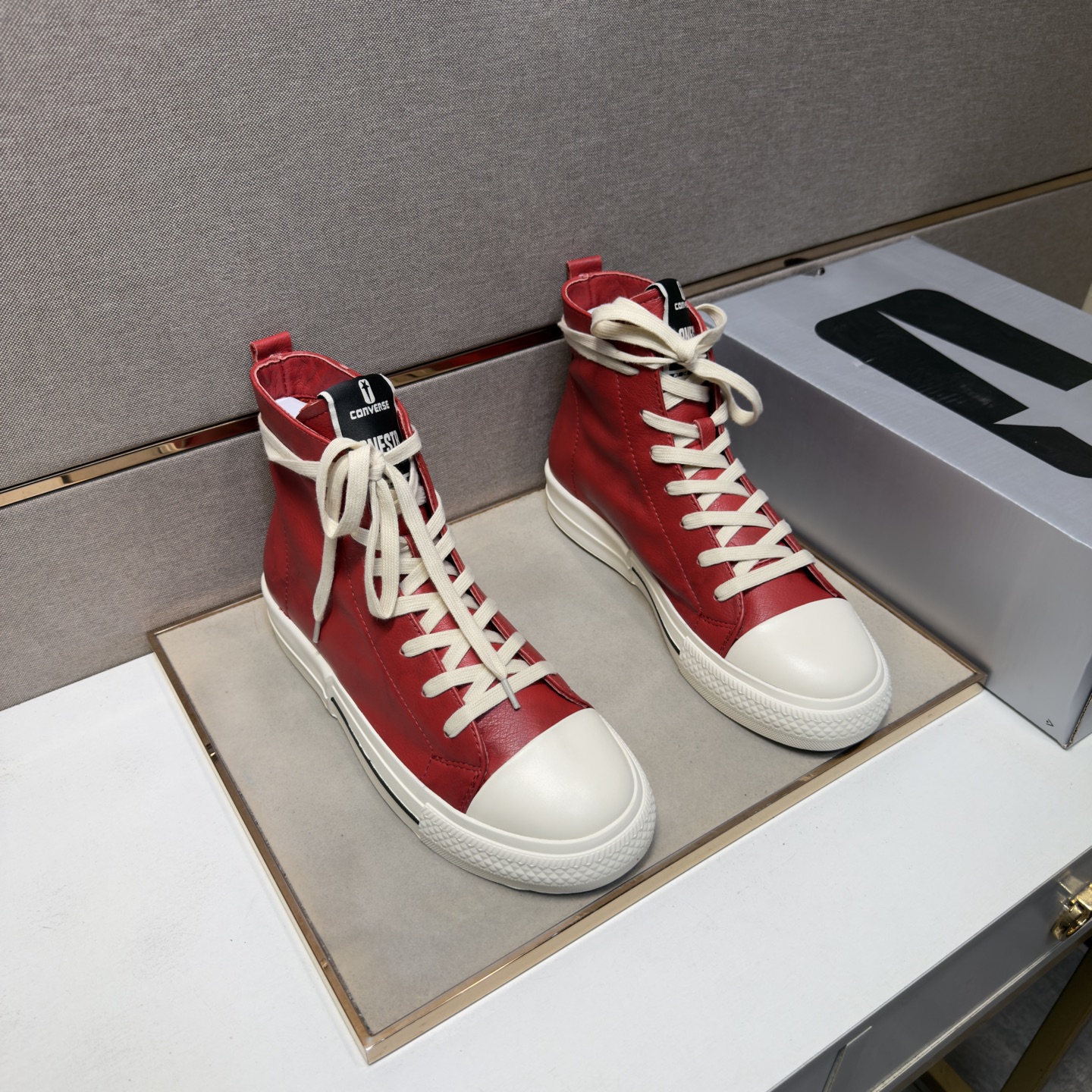 NO:780132,[Converse~] Casual high-top shoes for couples 2026z cabinet simultaneous sale Size: 35-46# 2 colors The upper is made of cowhide stitching with a single lining, which is comfortable and breathable. The original sole is comfortable and wear-resistant. The real thing is better when photographed in person, converse, cowhide19860909【匡威～】情侣装休闲高帮鞋 2026z柜同步发售 码数:35-46# 2个颜色鞋面选用牛皮拼接单里,舒适透气,鞋底原版舒适耐磨大底,实物拍摄实物更赞,,converse,cowhide,Men's shoes