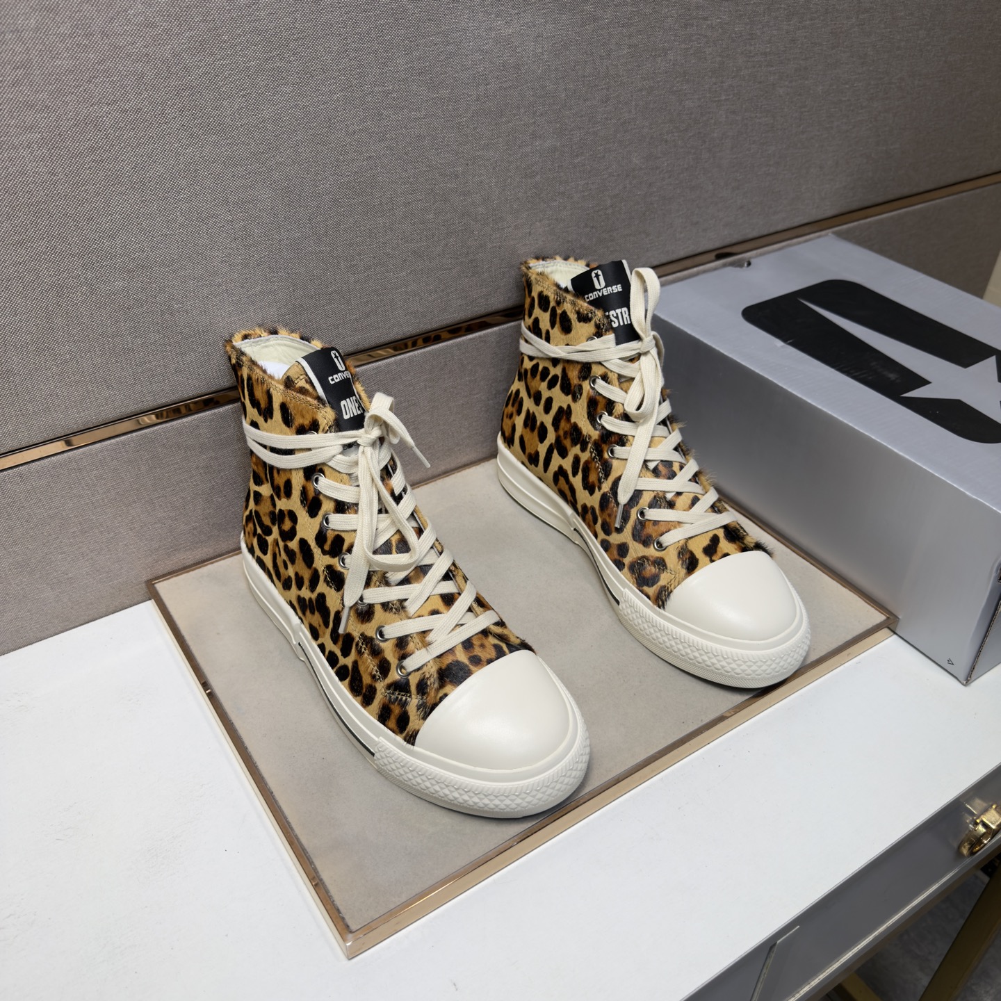 NO:780138,[Converse~] Casual high-top shoes for couples 2026z cabinet sales simultaneously Size: 35-46# 1 color The upper is made of cowhide stitching with horse hair cowhide single lining, which is comfortable and breathable. The original sole is comfortable and wear-resistant. The real thing is better when photographed in person, converse, cowhide19860909【匡威～】情侣装休闲高帮鞋 2026z柜同步发售 码数:35-46# 1个颜色鞋面选用牛皮拼接马毛牛皮单里,舒适透气,鞋底原版舒适耐磨大底,实物拍摄实物更赞,,converse,cowhide,Men's shoes