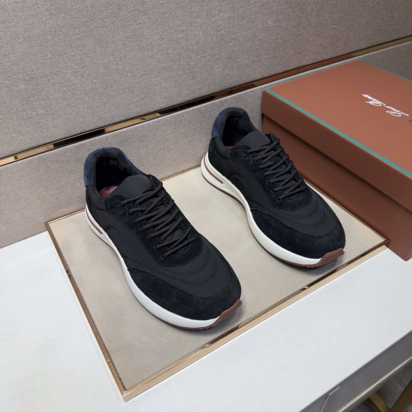 NO:780144,[LP~] Men's casual shoes are on sale simultaneously in 2026z cabinets. Size: 39-44# 5 colors. The upper is made of multi-material spliced ​​mesh lining, which is comfortable and breathable. The original sole is comfortable and wear-resistant. The real thing is better when photographed in person. loro piana19860909【LP～】男士休闲鞋 2026z柜同步发售 码数:39-44# 5个颜色鞋面选用多材质拼接网布内里,舒适透气,鞋底原版舒适耐磨大底,实物拍摄实物更赞,,loro piana,Men's shoes