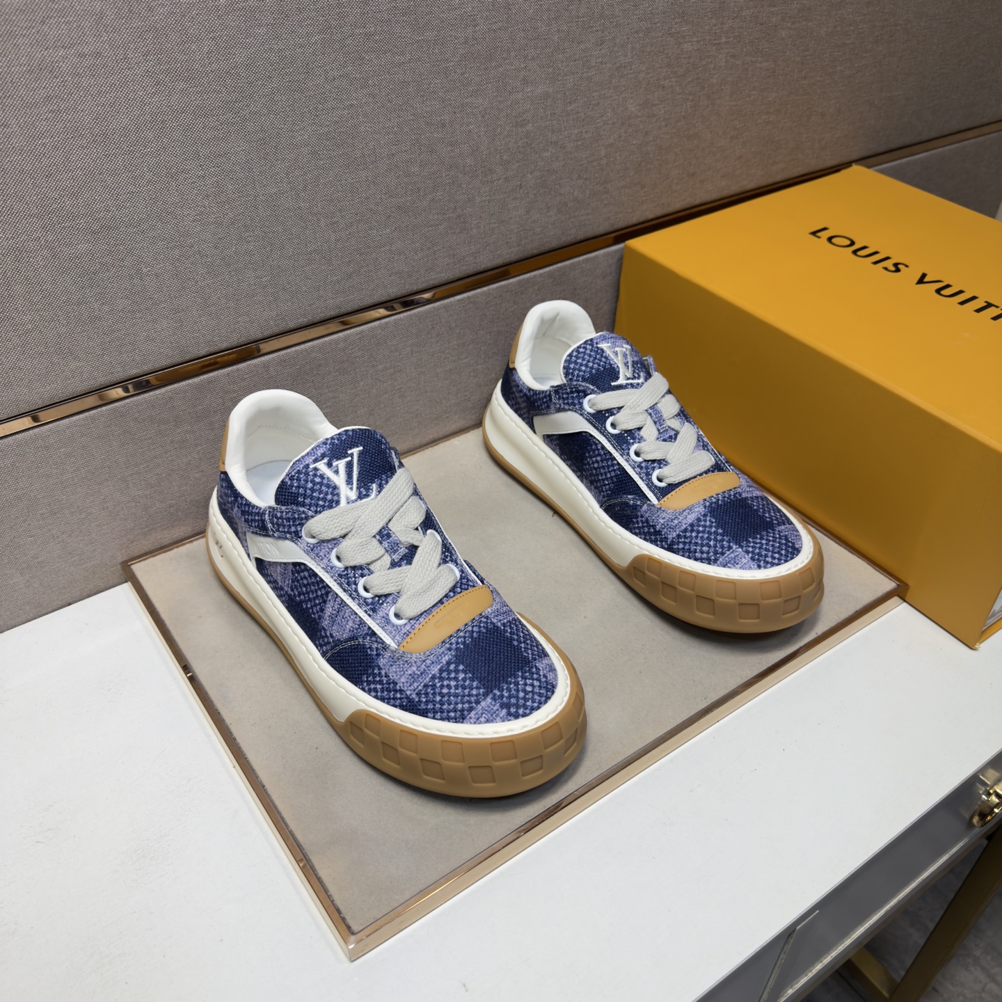 NO:780154,[LV~] Men's casual shoes 2026z cabinet simultaneous sale Size: 38-44# 3 colors of uppers are made of multi-material spliced ​​cowhide lining, comfortable and breathable, the original sole is comfortable and wear-resistant, the real thing is better when photographed in person, louis vuitton, cowhide19860909【LV～】男士休闲鞋 2026z柜同步发售 码数:38-44# 3个颜色鞋面选用多材质拼接牛皮内里,舒适透气,鞋底原版舒适耐磨大底,实物拍摄实物更赞,,louis vuitton,cowhide,Men's shoes