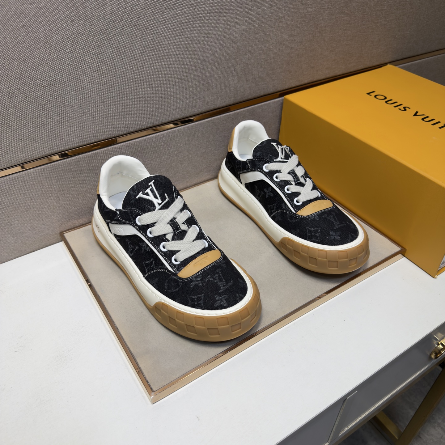 NO:780160,[LV~] Men's casual shoes 2026z cabinet simultaneous sale Size: 38-44# 1 color upper is made of multi-material spliced ​​cowhide lining, comfortable and breathable, the original sole is comfortable and wear-resistant, the real thing is better when photographed in person, louis vuitton, cowhide19860909【LV～】男士休闲鞋 2026z柜同步发售 码数:38-44# 1个颜色鞋面选用多材质拼接牛皮内里,舒适透气,鞋底原版舒适耐磨大底,实物拍摄实物更赞,,louis vuitton,cowhide,Men's shoes