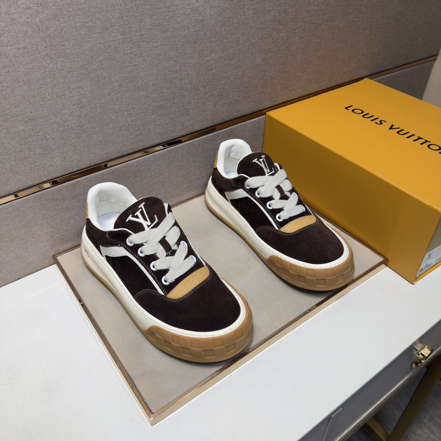 NO:780166,[LV~] Men's casual shoes 2026z cabinet simultaneous sale Size: 38-44# 5 colors uppers are made of multi-material spliced ​​cowhide lining, comfortable and breathable, original soles are comfortable and wear-resistant, the real ones are better when photographed in person, louis vuitton, cowhide19860909【LV～】男士休闲鞋 2026z柜同步发售 码数:38-44# 5个颜色鞋面选用多材质拼接牛皮内里,舒适透气,鞋底原版舒适耐磨大底,实物拍摄实物更赞,,louis vuitton,cowhide,Men's shoes