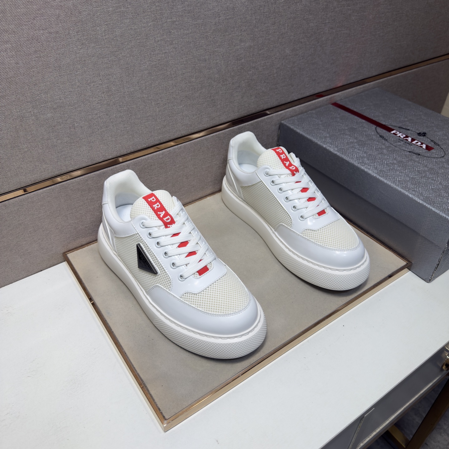 NO:780158,[Prada~] Men's casual shoes are on sale simultaneously in 2026z cabinets. Size: 38-44#. The uppers in 3 colors are made of multi-material spliced ​​mesh lining, which is comfortable and breathable. The original soles are comfortable and wear-resistant. The real ones are better when photographed in person. Prada19860909【普拉达～】男士休闲鞋 2026z柜同步发售 码数:38-44# 3个颜色鞋面选用多材质拼接网布内里,舒适透气,鞋底原版舒适耐磨大底,实物拍摄实物更赞,,prada,Men's shoes