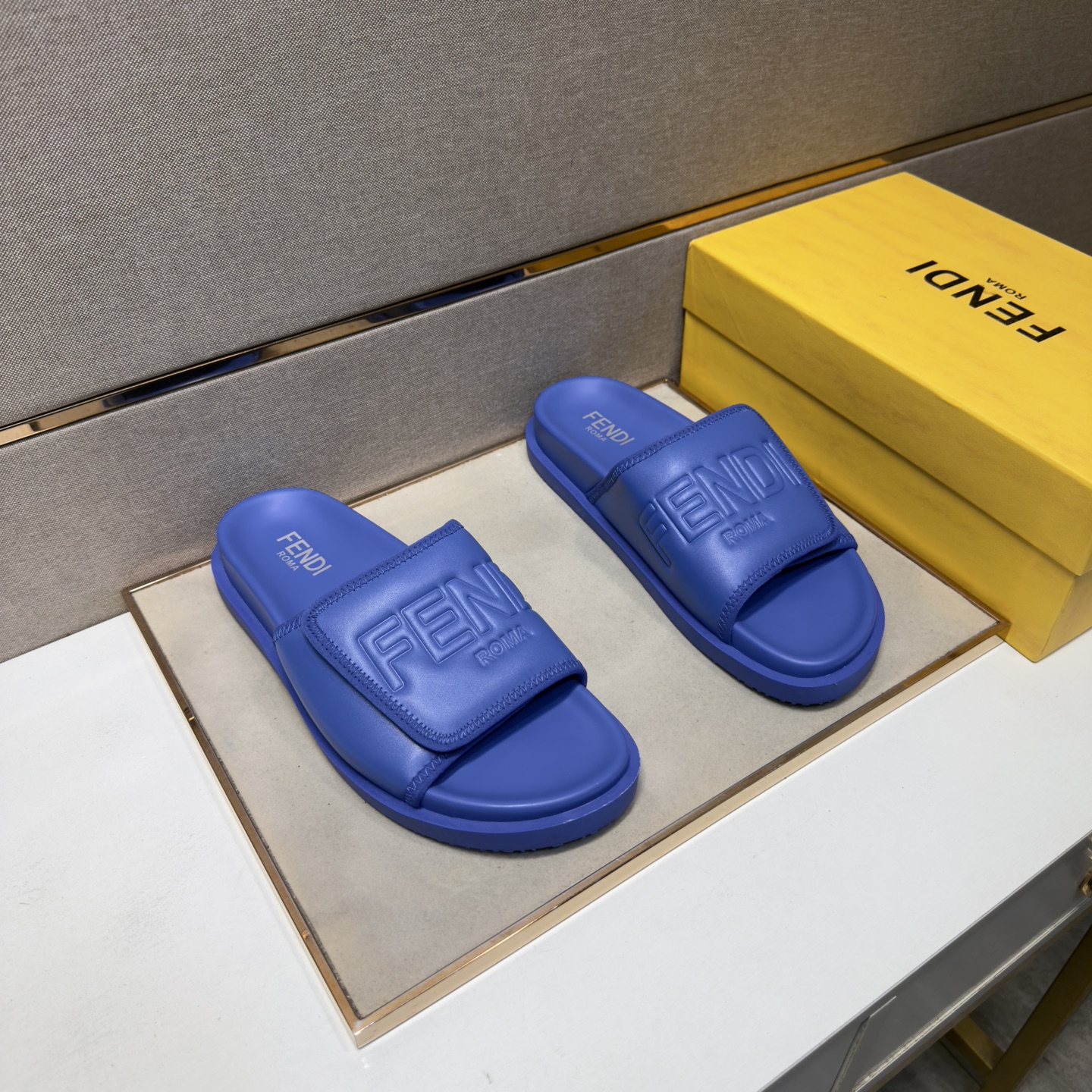 NO:780603,[Fendi~] Men's casual slippers are on sale simultaneously in 2026z cabinets. Size: 38-44#. 5 colors. The upper is made of multi-material splicing and genuine leather lining. It is comfortable and breathable. The original sole is comfortable and wear-resistant. The real thing is better when photographed in person. Fendi, slippers19860909【芬迪～】男士休闲拖鞋 2026z柜同步发售 码数:38-44# 5个颜色鞋面选用多材质拼接真皮内里,舒适透气,鞋底原版舒适耐磨大底,实物拍摄实物更赞,,fendi,slippers,Men's shoes