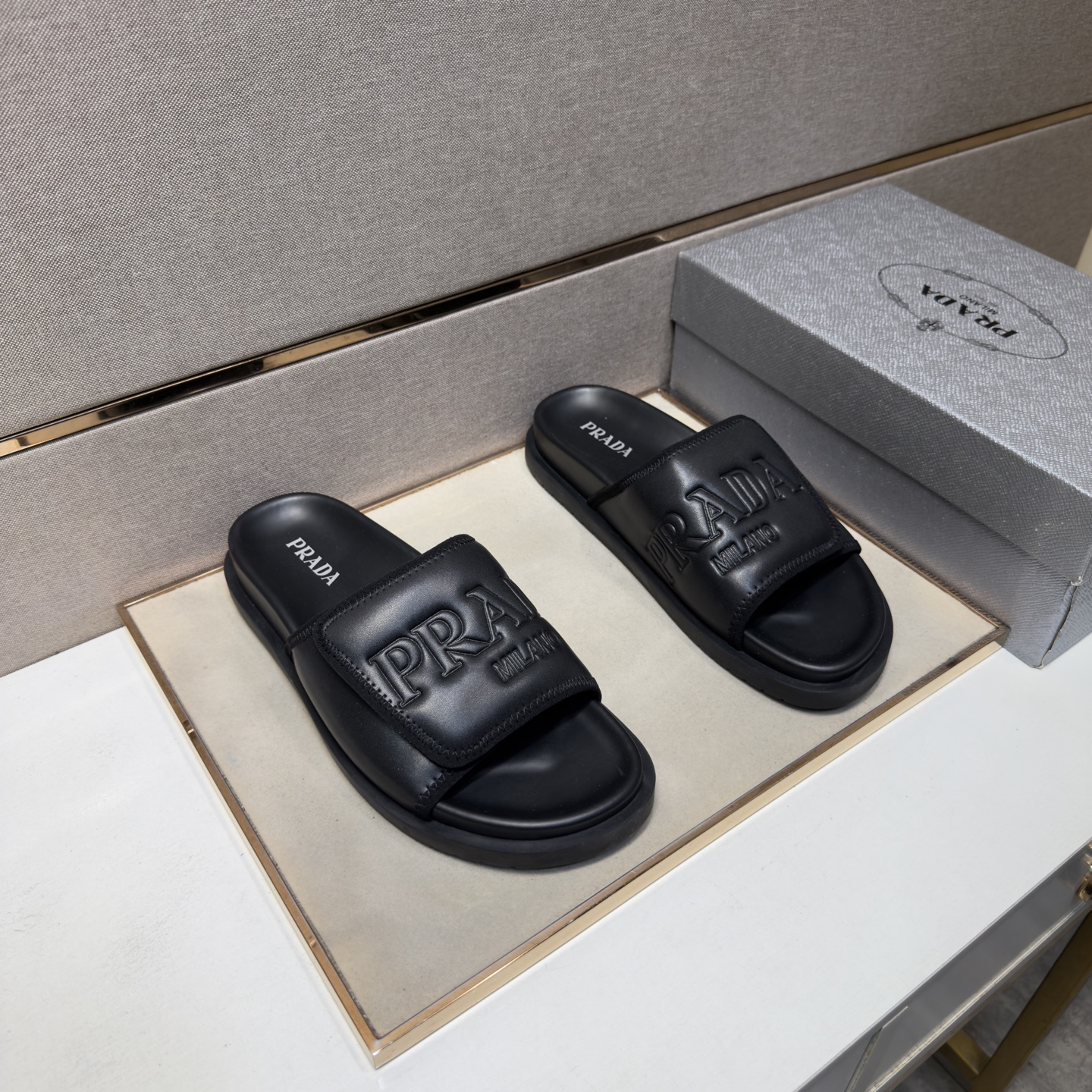 NO:780608,[Prada~] Men's casual slippers are on sale simultaneously in 2026z cabinets. Size: 38-44#. The uppers in 5 colors are made of multi-material spliced ​​genuine leather lining, which is comfortable and breathable. The original soles are comfortable and wear-resistant. The real ones are better when photographed in person. Prada, slippers19860909【普拉达～】男士休闲拖鞋 2026z柜同步发售 码数:38-44# 5个颜色鞋面选用多材质拼接真皮内里,舒适透气,鞋底原版舒适耐磨大底,实物拍摄实物更赞,,prada,slippers,Men's shoes