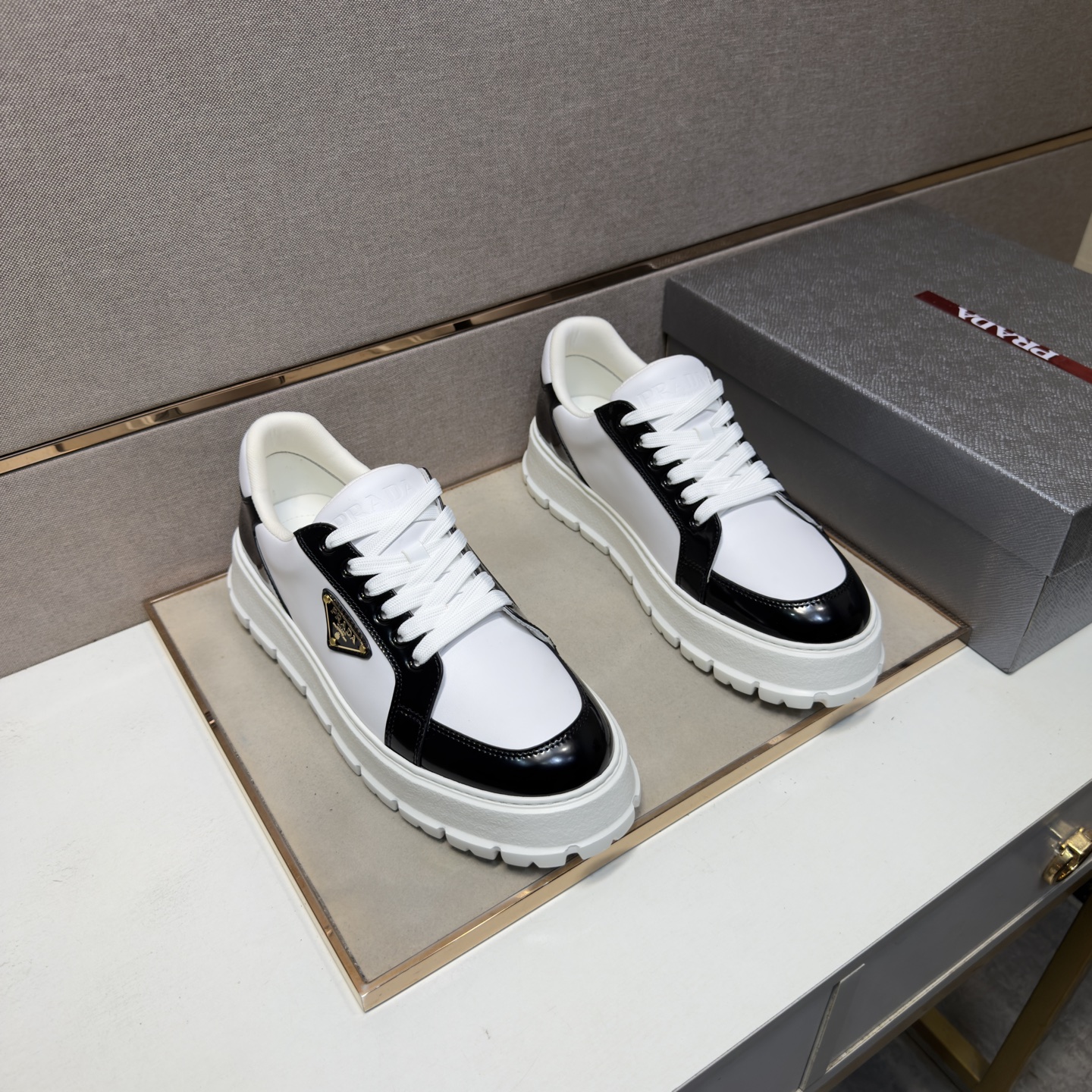 NO:781414,[Prada~] Men's casual shoes 2026z cabinet sales simultaneously Size: 38-44# 4 colors The upper is made of multi-material spliced ​​mesh lining, which is comfortable and breathable. The original sole is comfortable and wear-resistant. The real thing is better when photographed in person, prada19860909【普拉达～】男士休闲鞋 2026z柜同步发售 码数:38-44# 4个颜色鞋面选用多材料拼接网布内里,舒适透气,鞋底原版舒适耐磨大底,实物拍摄实物更赞,,prada,Men's shoes