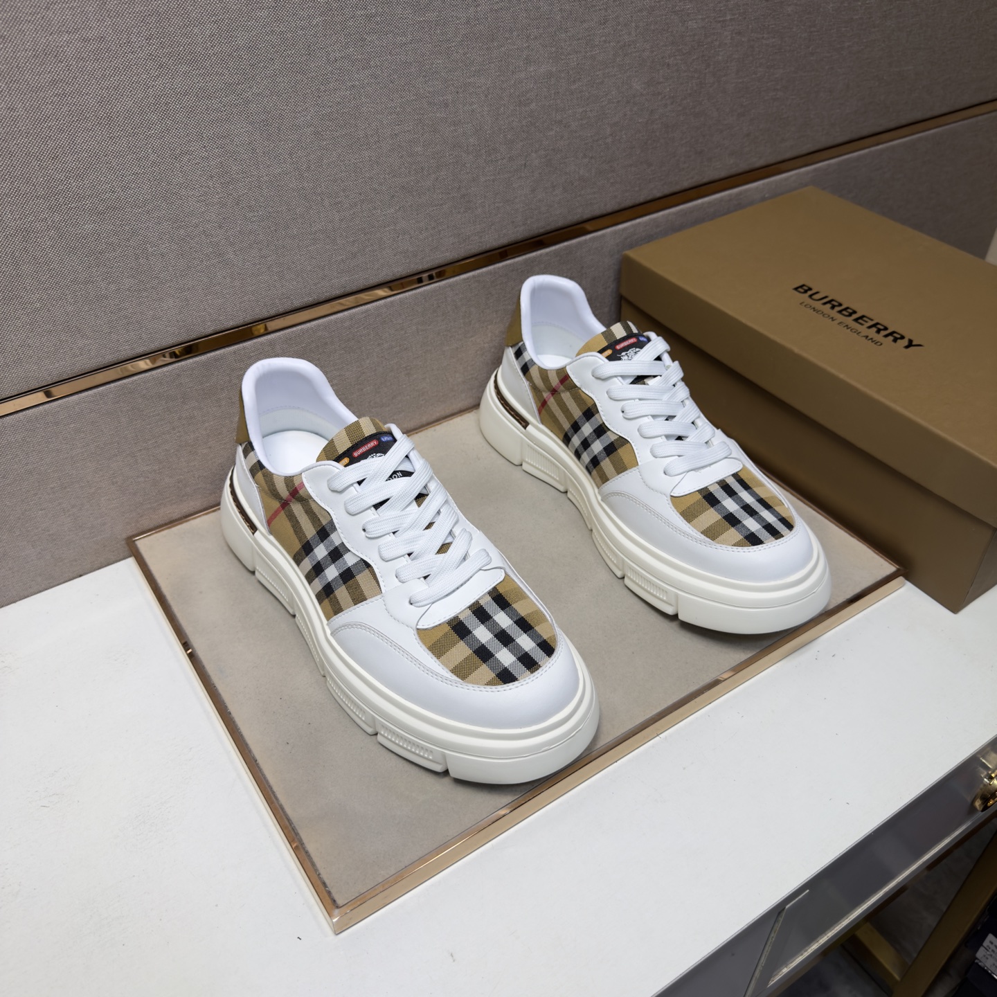NO:782075,[Burberry~] Men's casual shoes 2026z cabinet simultaneous sale Size: 38-44# 2 colors of uppers made of multi-material spliced ​​genuine leather lining, comfortable and breathable, original soles comfortable and wear-resistant outsole, real photos taken are better, burberry19860909【巴宝莉～】男士休闲鞋 2026z柜同步发售 码数:38-44# 2个颜色鞋面选用多材料拼接真皮内里,舒适透气,鞋底原版舒适耐磨大底,实物拍摄实物更赞,,burberry,Men's shoes