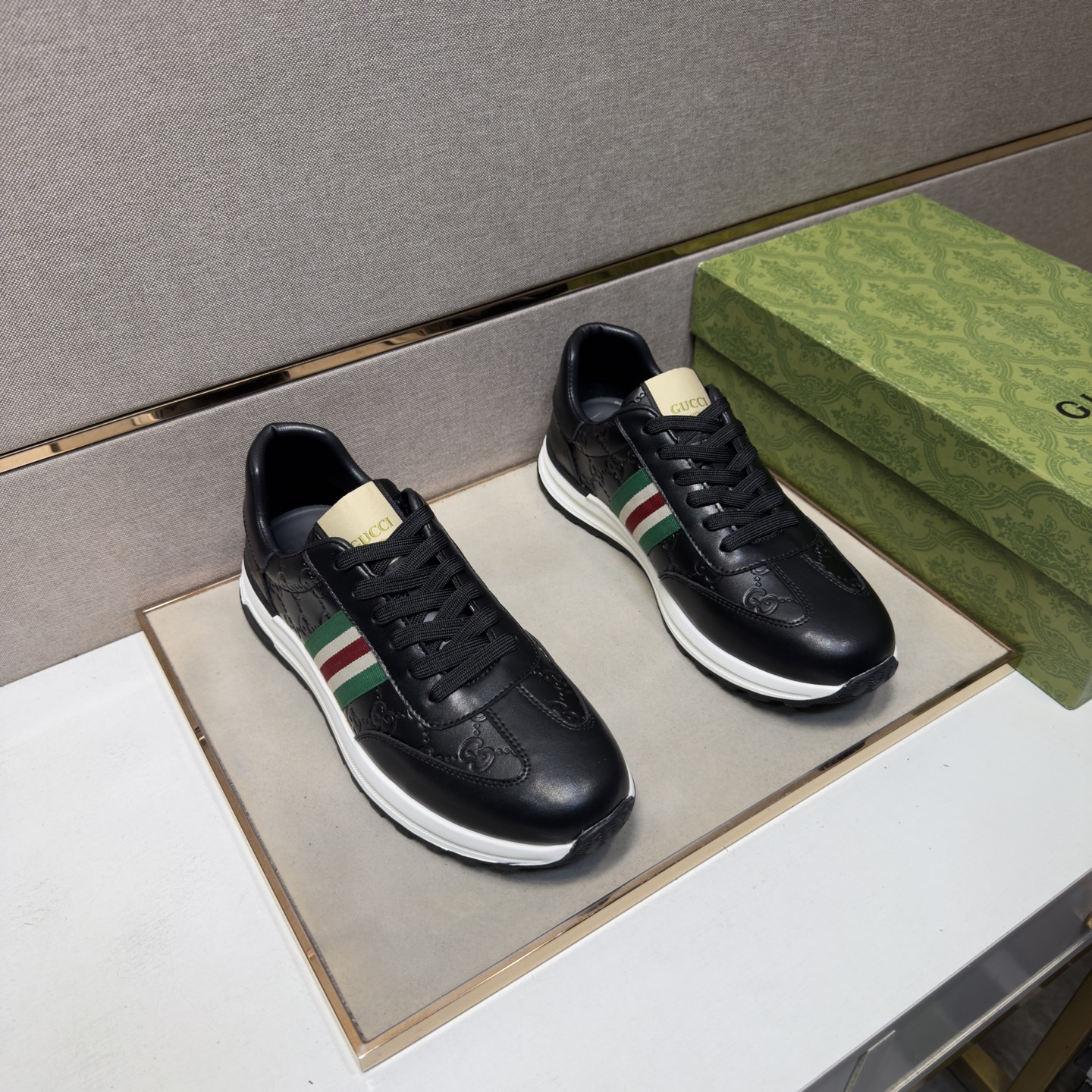 NO:782082,[Gucci~] Men's casual shoes 2026z cabinet simultaneous sale Size: 38-44# 2 colors of uppers made of multi-material spliced ​​genuine leather lining, comfortable and breathable, original soles comfortable and wear-resistant outsole, real photos taken in real life are better, gucci19860909【古驰～】男士休闲鞋 2026z柜同步发售 码数:38-44# 2个颜色鞋面选用多材料拼接真皮内里,舒适透气,鞋底原版舒适耐磨大底,实物拍摄实物更赞,,gucci,Men's shoes