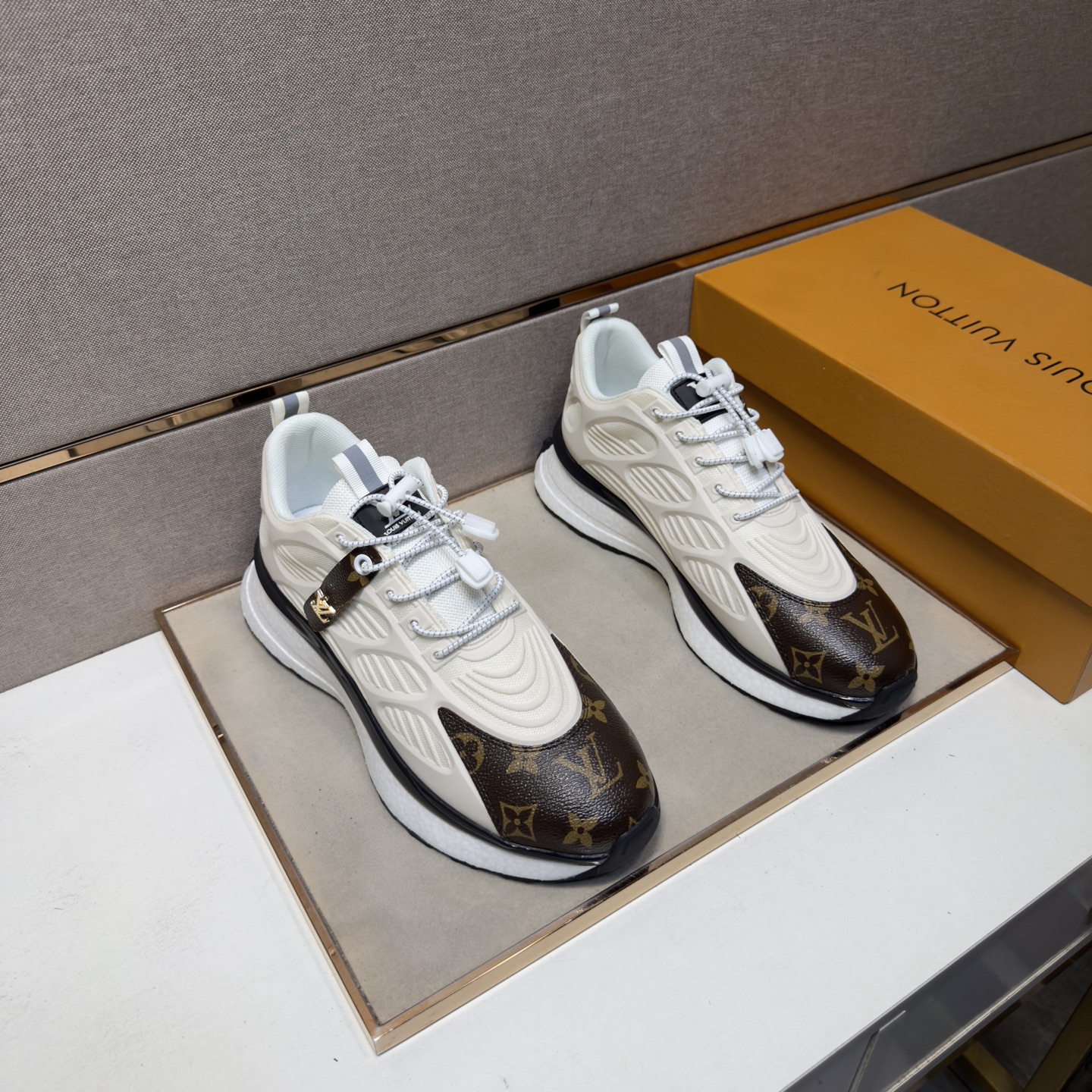 NO:782090,[LV~] Men's casual shoes 2026z cabinet simultaneous sale Size: 38-44# 2 colors of uppers with multi-material stitching mesh lining, comfortable and breathable, original soles comfortable and wear-resistant outsole, real photos taken in real life are better, louis vuitton19860909【LV～】男士休闲鞋 2026z柜同步发售 码数:38-44# 2个颜色鞋面选用多材料拼接网布内里,舒适透气,鞋底原版舒适耐磨大底,实物拍摄实物更赞,,louis vuitton,Men's shoes