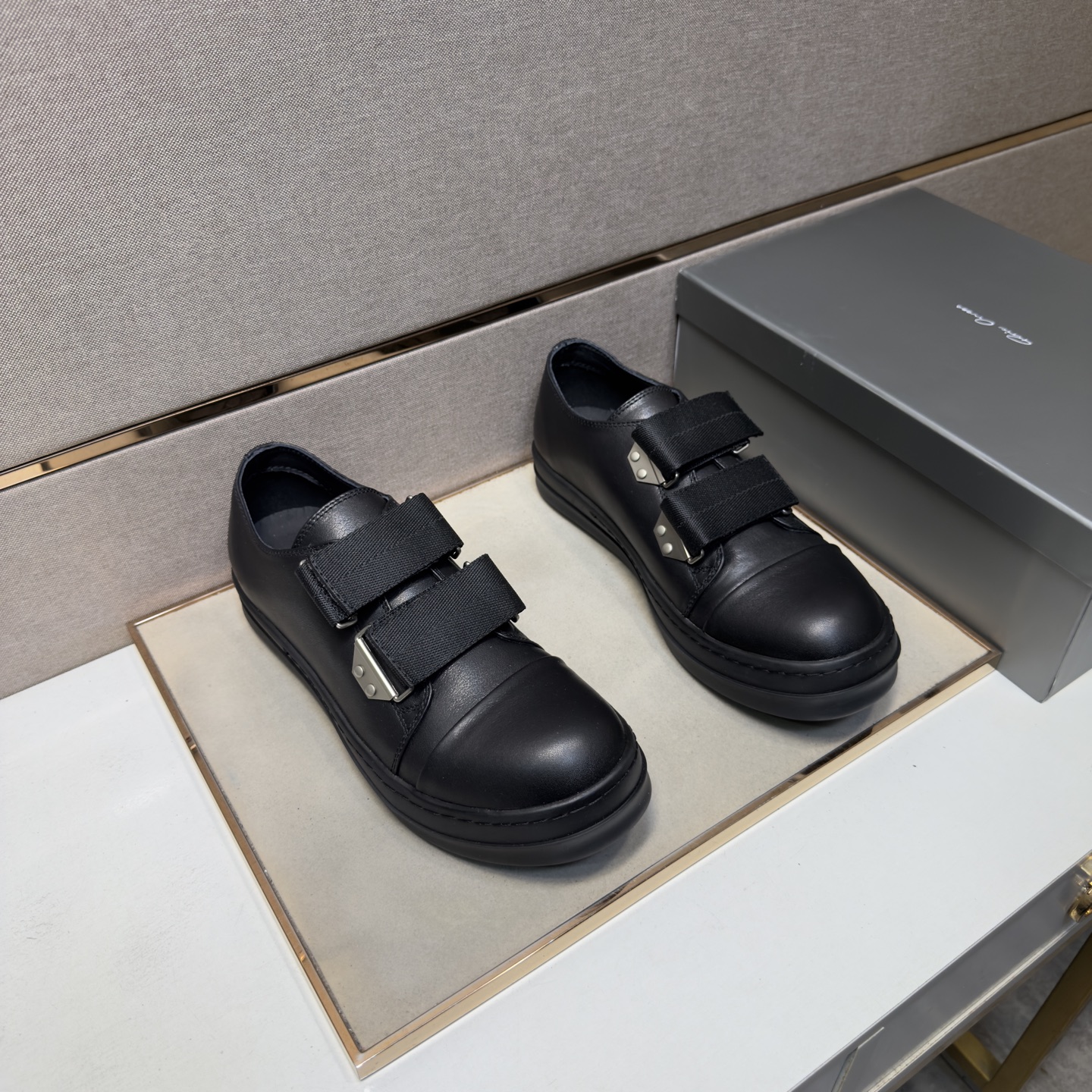NO:782734,[Owens RO~] Casual shoes for couples 2026z cabinet simultaneous sale Size: 35-47# 1 color The upper is made of cowhide and stitched with cowhide lining, which is comfortable and breathable. The original sole is comfortable and wear-resistant. The real thing is better when photographed in person,,cowhide19860909【欧文斯RO～】情侣装休闲鞋 2026z柜同步发售 码数:35-47# 1个颜色鞋面选用牛皮拼接牛皮内里,舒适透气,鞋底原版舒适耐磨大底,实物拍摄实物更赞,,cowhide,Men's shoes