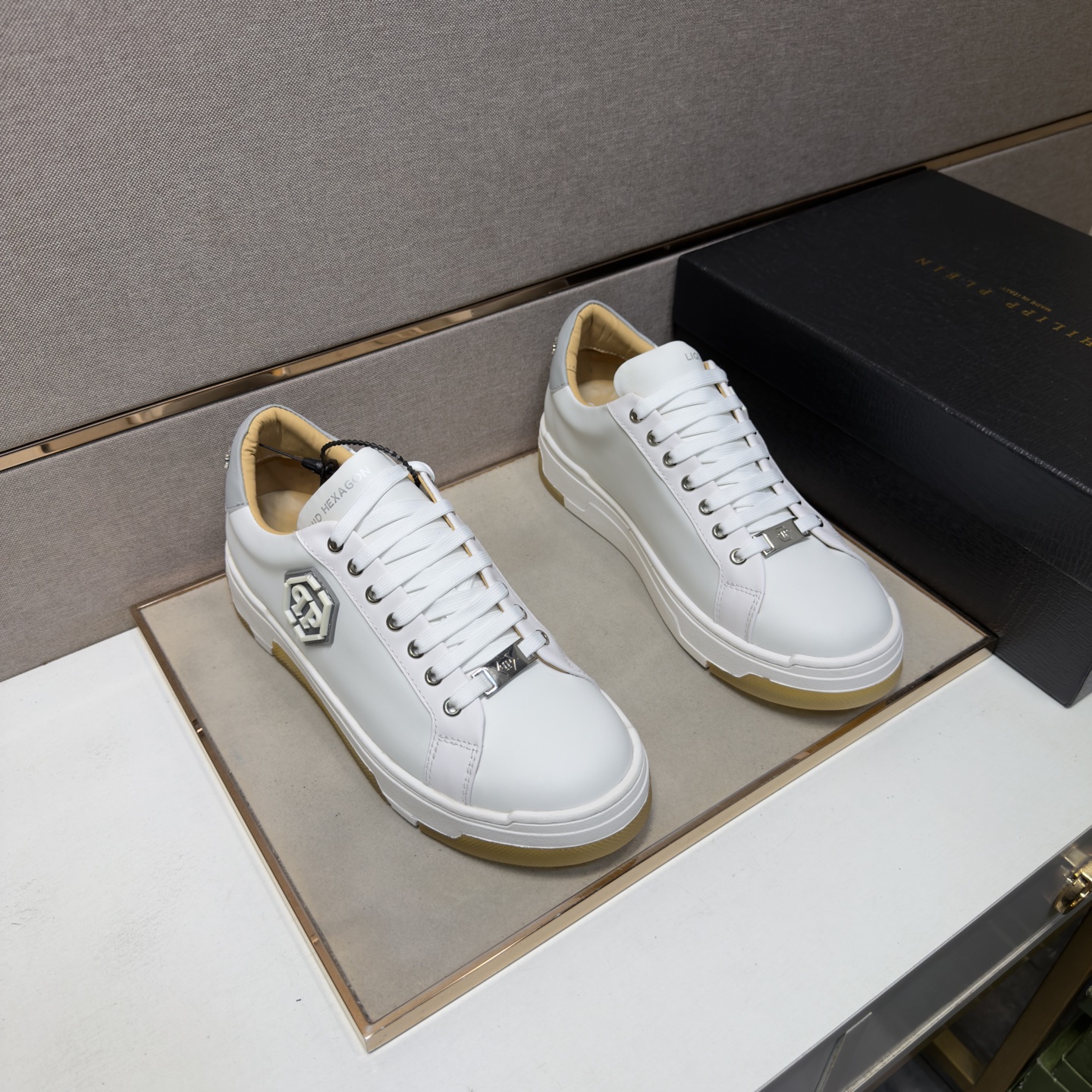 NO:782676,[PP~] Men's casual shoes 2026z cabinet simultaneous sale Code number: 40-45# ​​5 colors of uppers made of cowhide stitched with cowhide lining, comfortable and breathable, original soles comfortable and wear-resistant outsole, real photos taken are better,,cowhide19860909【PP～】男士休闲鞋 2026z柜同步发售 码数:40-45# 5个颜色鞋面选用牛皮拼接牛皮内里,舒适透气,鞋底原版舒适耐磨大底,实物拍摄实物更赞,,cowhide,Men's shoes