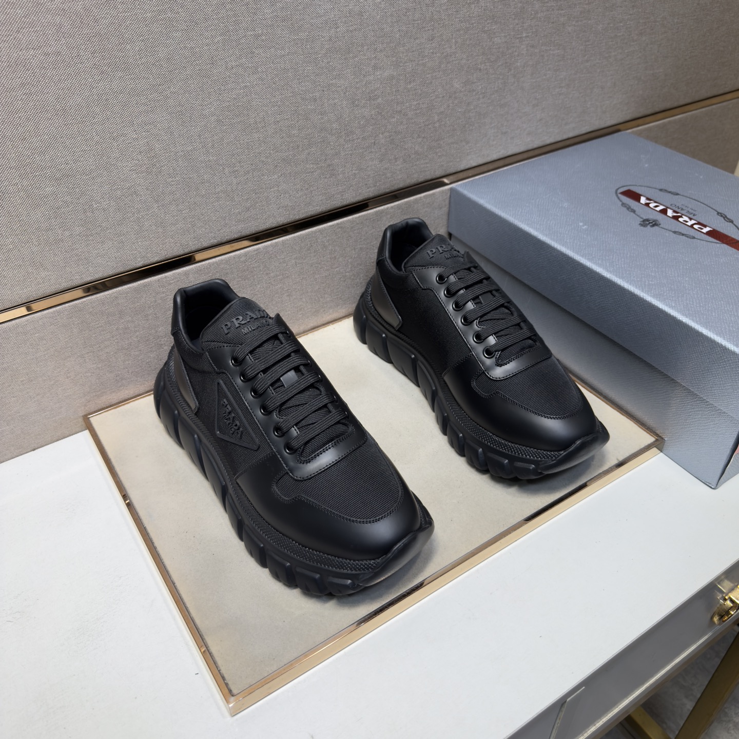 NO:783125,[Prada~] Men's casual shoes 2026z cabinet simultaneous sale Code number: 38-44, 45, 46 custom-made # 1 color upper is made of multi-material spliced ​​cowhide lining, comfortable and breathable, original sole is comfortable and wear-resistant, the real thing is better when photographed, prada, cowhide19860909【普拉达～】男士休闲鞋 2026z柜同步发售 码数:38-44,45、46订做# 1个颜色鞋面选用多材质拼接牛皮内里,舒适透气,鞋底原版舒适耐磨大底,实物拍摄实物更赞,,prada,cowhide,Men's shoes