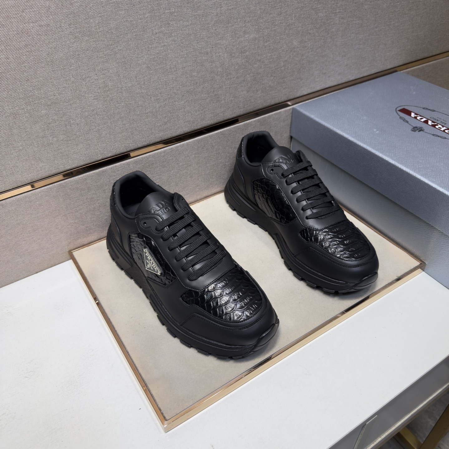 NO:783130,[Prada~] Men's casual shoes 2026z cabinet simultaneous sale Code number: 38-44, 45, 46 customized # 2 colors of uppers made of multi-material spliced ​​cowhide lining, comfortable and breathable, original soles comfortable and wear-resistant outsole, real photos taken in real life are better, prada, cowhide19860909【普拉达～】男士休闲鞋 2026z柜同步发售 码数:38-44,45、46订做# 2个颜色鞋面选用多材质拼接牛皮内里,舒适透气,鞋底原版舒适耐磨大底,实物拍摄实物更赞,,prada,cowhide,Men's shoes