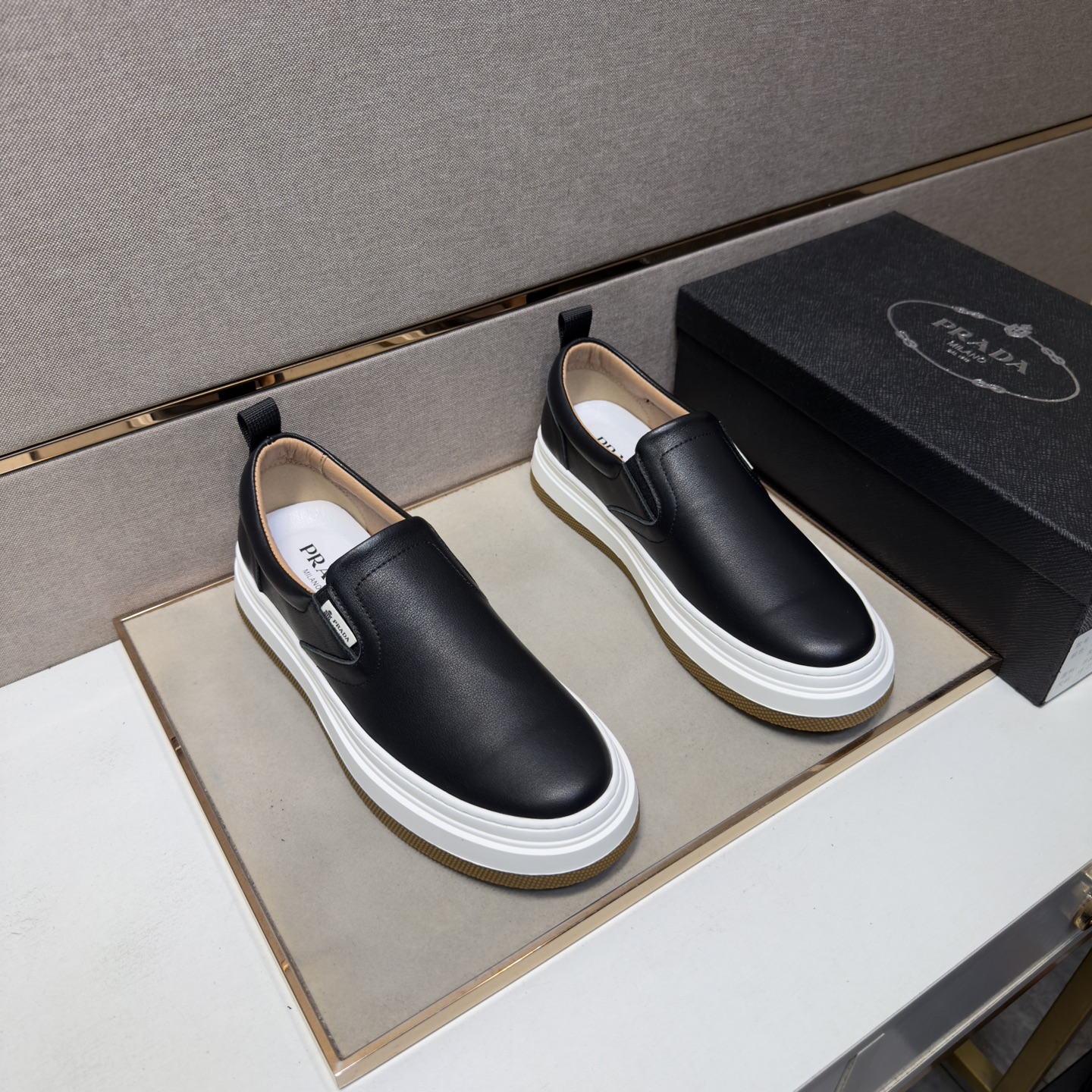 NO:783154,[Prada~] Men's casual shoes 2026z cabinet sales simultaneously Size 38-44 # 2 colors The upper is made of multi-material splicing genuine leather lining, comfortable and breathable, the original sole is comfortable and wear-resistant, the real thing is better when photographed, prada19860909【普拉达～】男士休闲鞋 2026z柜同步发售 码数38-44 # 2个颜色鞋面选用多材质拼接真皮内里,舒适透气,鞋底原版舒适耐磨大底,实物拍摄实物更赞,,prada,Men's shoes