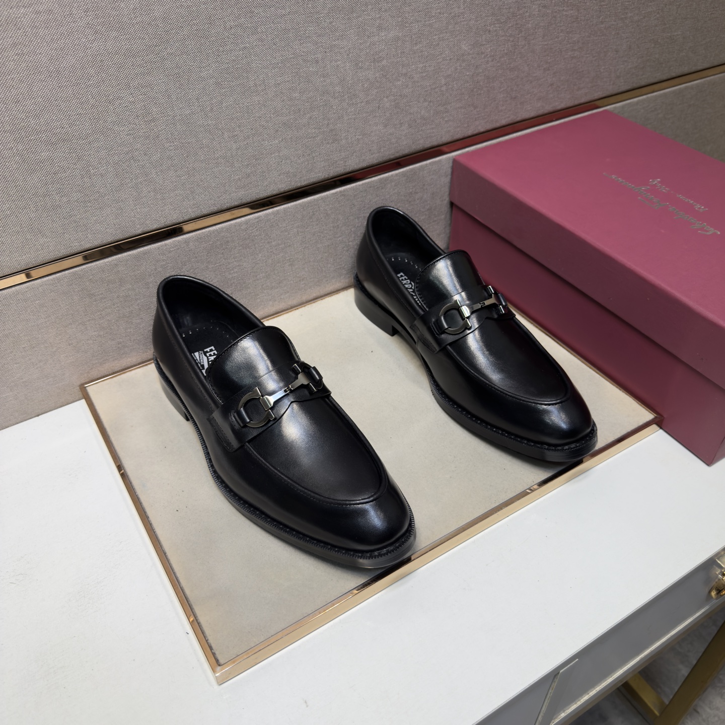 NO:783166,[Ferragamo~] Men's casual formal leather shoes 2026z cabinet sales simultaneously Size 38-44 # 2 colors The upper is made of multi-material spliced ​​cowhide lining, comfortable and breathable, the original sole is comfortable and wear-resistant, the real thing is better when photographed, ferragamo, cowhide19860909【菲拉格慕～】男士休闲正装皮鞋 2026z柜同步发售 码数38-44 # 2个颜色鞋面选用多材质拼接牛皮内里,舒适透气,鞋底原版舒适耐磨大底,实物拍摄实物更赞,,ferragamo,cowhide,Men's shoes