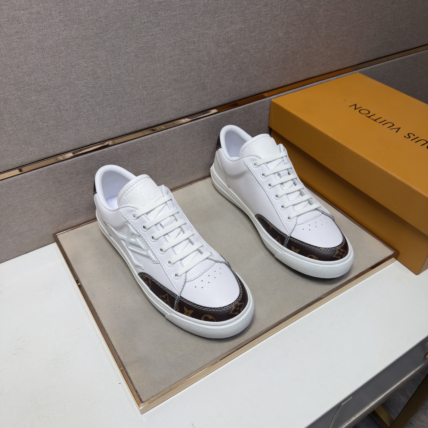 NO:783556,[LV~] Men's casual shoes 2026z cabinet sales simultaneously Size 38-44 # 2 colors The upper is made of multi-material spliced ​​genuine leather lining, comfortable and breathable, the original sole is comfortable and wear-resistant, the real thing is better when photographed in person, louis vuitton19860909【LV～】男士休闲鞋 2026z柜同步发售 码数38-44 # 2个颜色鞋面选用多材质拼接真皮内里,舒适透气,鞋底原版舒适耐磨大底,实物拍摄实物更赞,,louis vuitton,Men's shoes