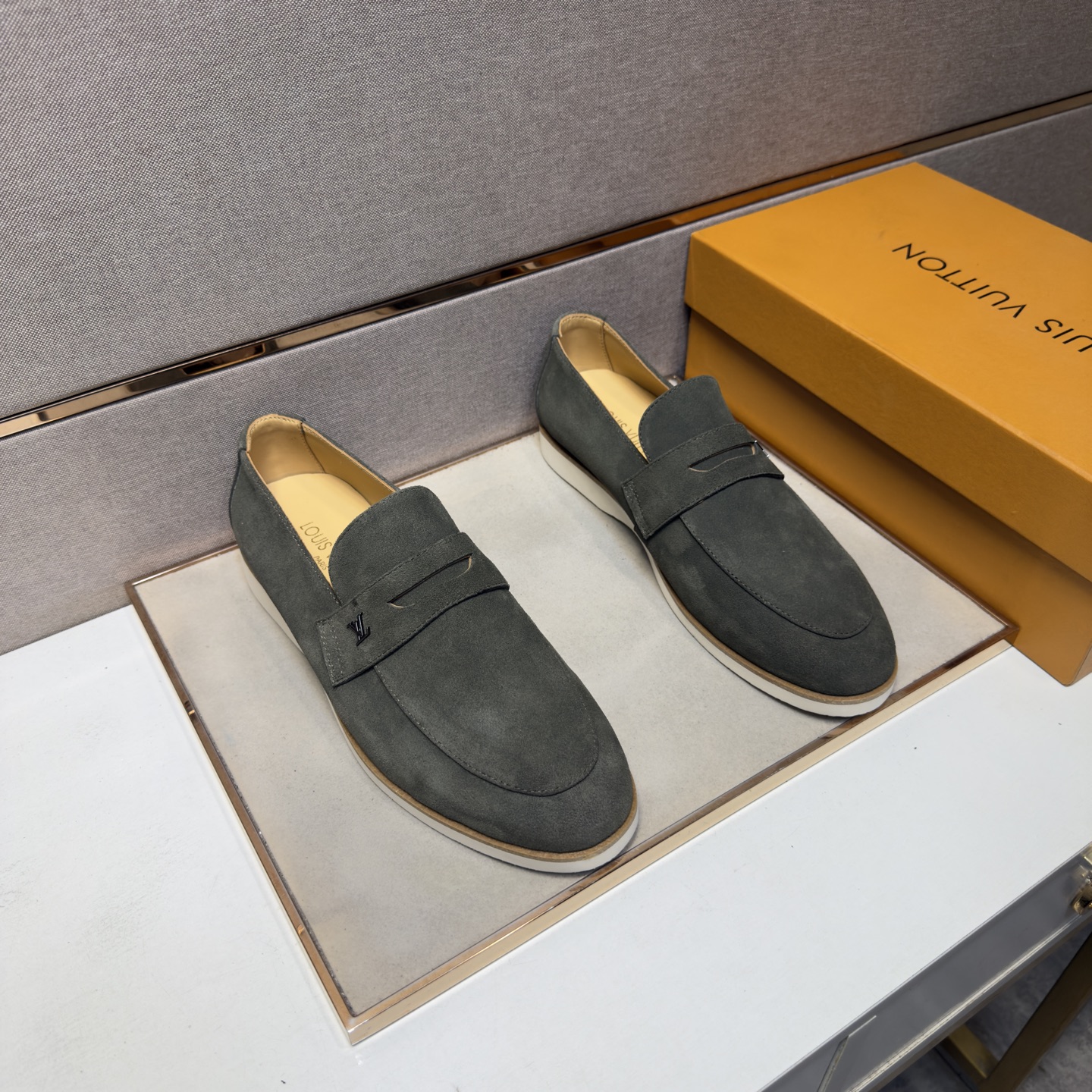NO:783561,[LV~] Men's casual shoes 2026z cabinet sales simultaneously Size 39-44 # 2 colors The upper is made of multi-material stitching cowhide lining, comfortable and breathable, the original sole is comfortable and wear-resistant, the real thing is better when photographed in person, louis vuitton, cowhide19860909【LV～】男士休闲鞋 2026z柜同步发售 码数39-44 # 2个颜色鞋面选用多材质拼接牛皮内里,舒适透气,鞋底原版舒适耐磨大底,实物拍摄实物更赞,,louis vuitton,cowhide,Men's shoes