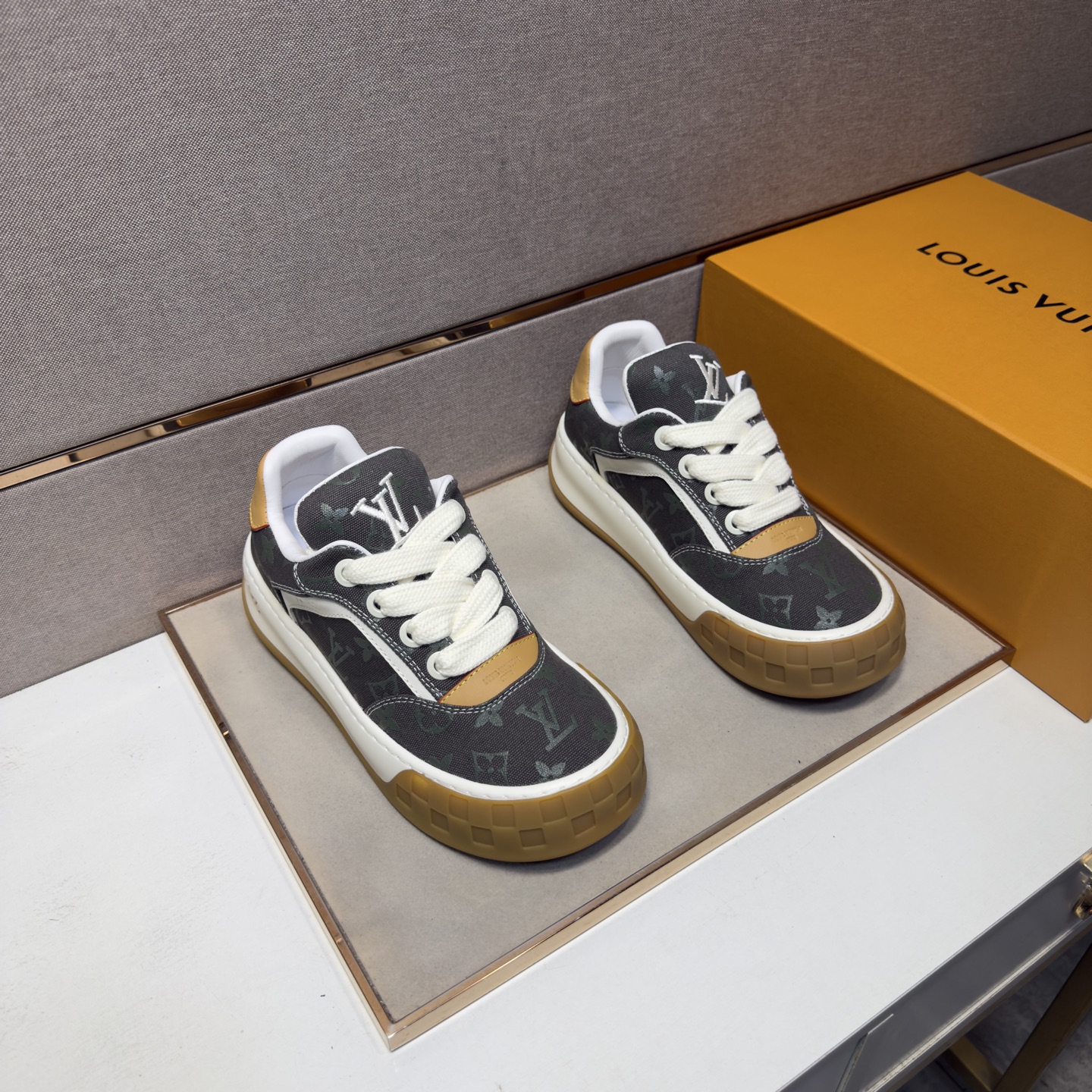 NO:829976,[LV~] Men's casual shoes 2026z cabinet sales simultaneously Size 38-44 # 2 colors The upper is made of multi-material spliced ​​genuine leather lining, comfortable and breathable, the original sole is comfortable and wear-resistant, the real thing is better when photographed in person, louis vuitton19860909【LV～】男士休闲鞋 2026z柜同步发售 码数38-44 # 2个颜色鞋面选用多材质拼接真皮内里,舒适透气,鞋底原版舒适耐磨大底,实物拍摄实物更赞,,louis vuitton,Men's shoes