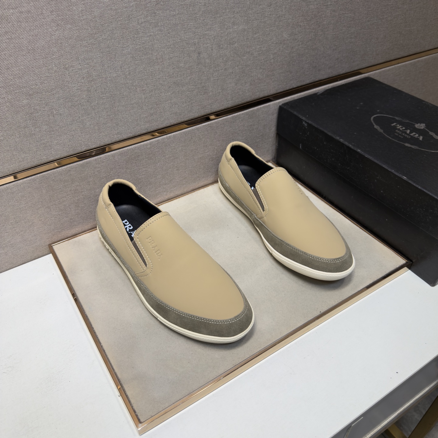 NO:829988,[Prada~] Men's casual shoes 2026z cabinet sales simultaneously Size 38-44 # 3 colors The upper is made of multi-material splicing genuine leather lining, comfortable and breathable, the original sole is comfortable and wear-resistant, the real thing is better when photographed, prada19860909【普拉达～】男士休闲鞋 2026z柜同步发售 码数38-44 # 3个颜色鞋面选用多材质拼接真皮内里,舒适透气,鞋底原版舒适耐磨大底,实物拍摄实物更赞,,prada,Men's shoes