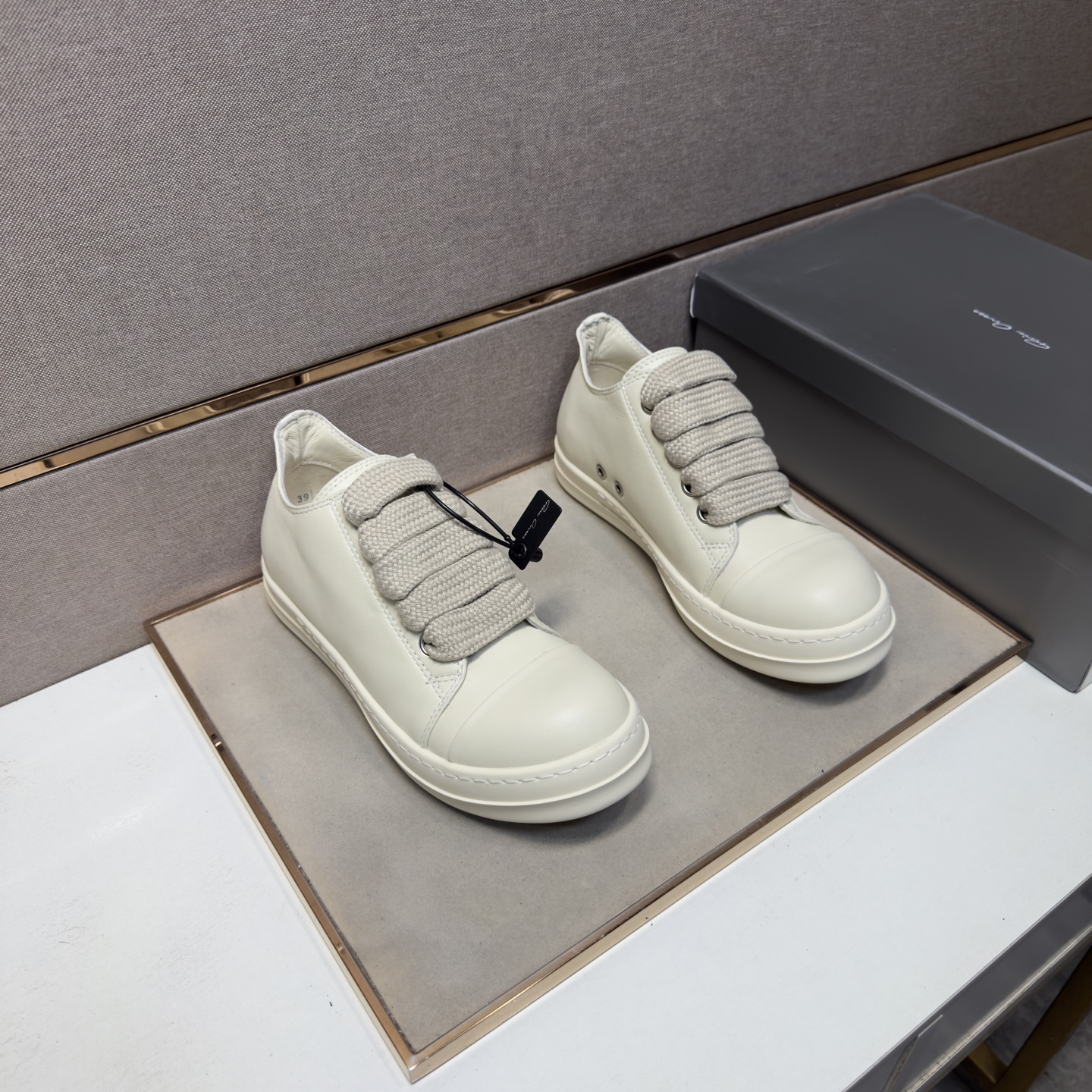 NO:829929,[Owens RO~] Casual shoes for couples 2026z cabinet simultaneous sale Size: 35-47# 1 color The upper is made of cowhide and stitched with cowhide lining, which is comfortable and breathable. The original sole is comfortable and wear-resistant. The real thing is better when photographed in person,,cowhide19860909【欧文斯RO～】情侣装休闲鞋 2026z柜同步发售 码数:35-47# 1个颜色鞋面选用牛皮拼接牛皮内里,舒适透气,鞋底原版舒适耐磨大底,实物拍摄实物更赞,,cowhide,Men's shoes