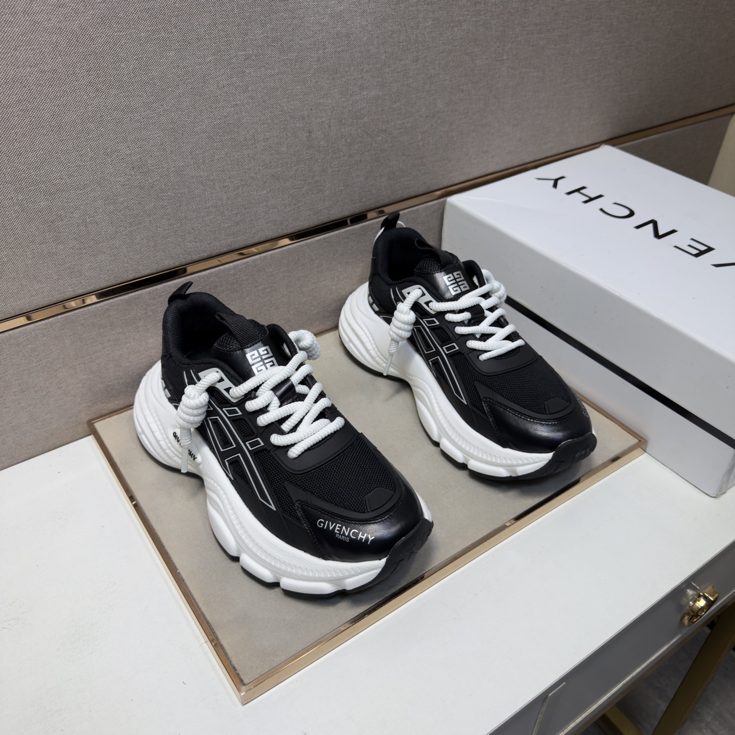 NO:831279,[Givenchy~] Men's casual shoes 2026z cabinet sales simultaneously Size 38-44 # 2 colors The upper is made of multi-material spliced ​​mesh lining, which is comfortable and breathable. The original sole is comfortable and wear-resistant. The real thing is better when photographed in person., givenchy19860909【纪梵希～】男士休闲鞋 2026z柜同步发售 码数38-44 # 2个颜色鞋面选用多材质拼接网布内里,舒适透气,鞋底原版舒适耐磨大底,实物拍摄实物更赞,,givenchy,Men's shoes