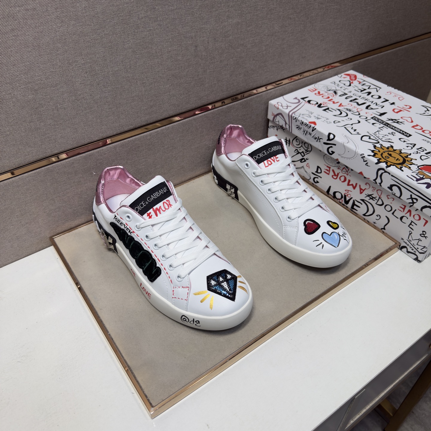 NO:831327,[DG~] Casual shoes for couples, 2026z cabinets are on sale at the same time. Size 36-44 # 1 color. The upper is made of multi-material spliced ​​genuine leather lining, which is comfortable and breathable. The original sole is comfortable and wear-resistant. The real thing is better when photographed in person.19860909【DG～】情侣装休闲鞋 2026z柜同步发售 码数36-44 # 1个颜色鞋面选用多材质拼接真皮内里,舒适透气,鞋底原版舒适耐磨大底,实物拍摄实物更赞,,Men's shoes