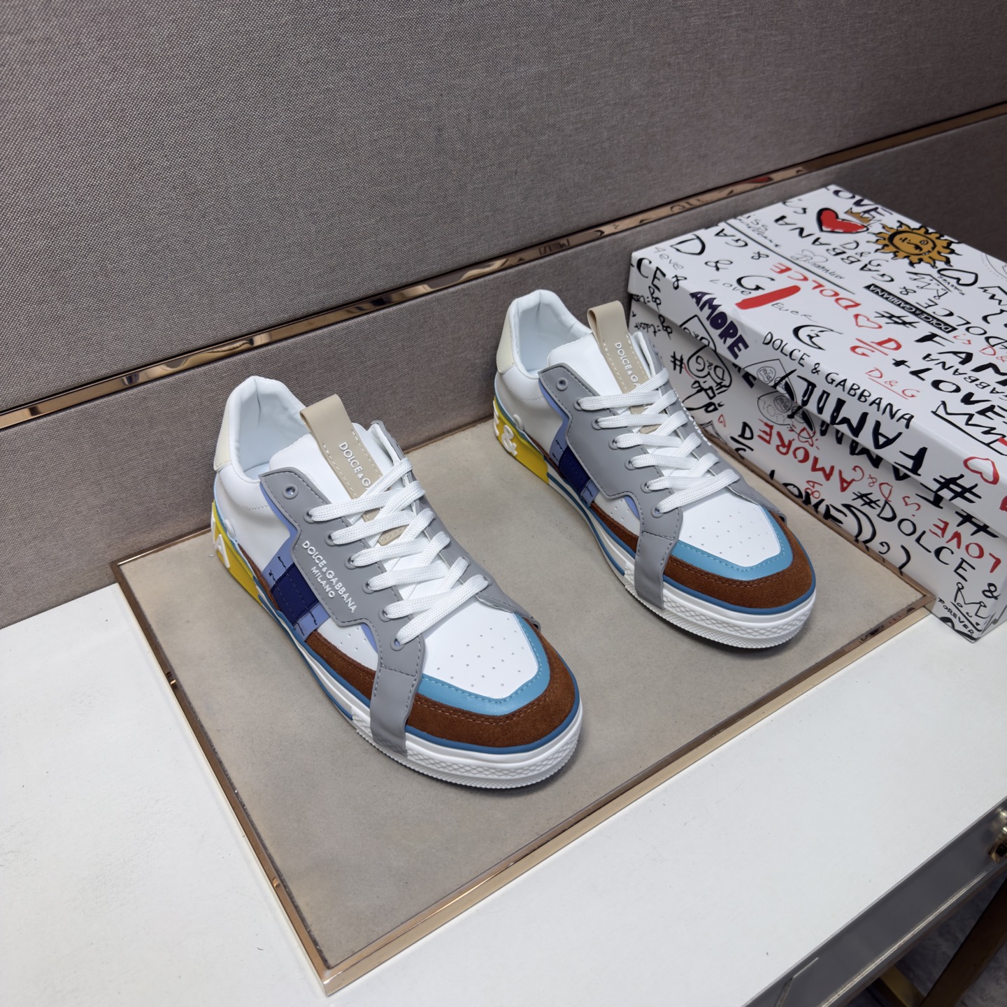 NO:831332,[DG~] Casual shoes for couples, 2026z cabinets are on sale at the same time. Size 36-44 # 2 colors. The upper is made of multi-material spliced ​​leather lining, which is comfortable and breathable. The original sole is comfortable and wear-resistant. The real thing is better when photographed in person.19860909【DG～】情侣装休闲鞋 2026z柜同步发售 码数36-44 # 2个颜色鞋面选用多材质拼接真皮内里,舒适透气,鞋底原版舒适耐磨大底,实物拍摄实物更赞,,Men's shoes