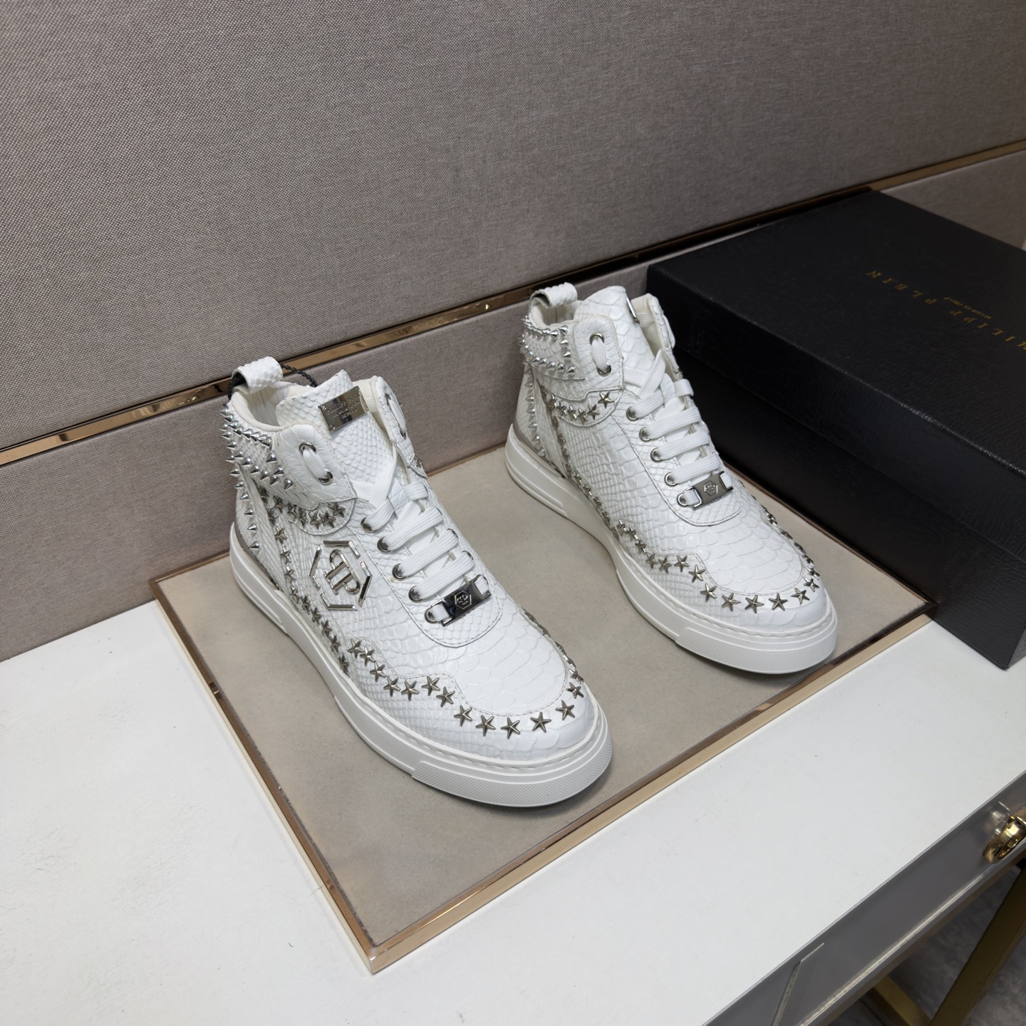 NO:831340,[PP~] Men's casual high-top shoes 2026z cabinet simultaneous sale Size 39-44 # 2 colors uppers are made of cowhide stitched with cowhide lining, comfortable and breathable, original soles are comfortable and wear-resistant outsole, the real thing is better when photographed,,cowhide19860909【PP～】男士休闲高帮鞋 2026z柜同步发售 码数39-44 # 2个颜色鞋面选用牛皮拼接牛皮内里,舒适透气,鞋底原版舒适耐磨大底,实物拍摄实物更赞,,cowhide,Men's shoes
