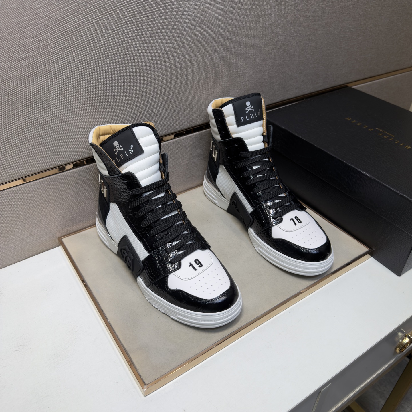 NO:831347,[PP~] Men's casual high-top shoes 2026z cabinet simultaneous sale Size 39-44 # 1 color upper is made of cowhide stitching cowhide lining, comfortable and breathable, original sole is comfortable and wear-resistant outsole, the real thing is better when photographed,,cowhide19860909【PP～】男士休闲高帮鞋 2026z柜同步发售 码数39-44 # 1个颜色鞋面选用牛皮拼接牛皮内里,舒适透气,鞋底原版舒适耐磨大底,实物拍摄实物更赞,,cowhide,Men's shoes