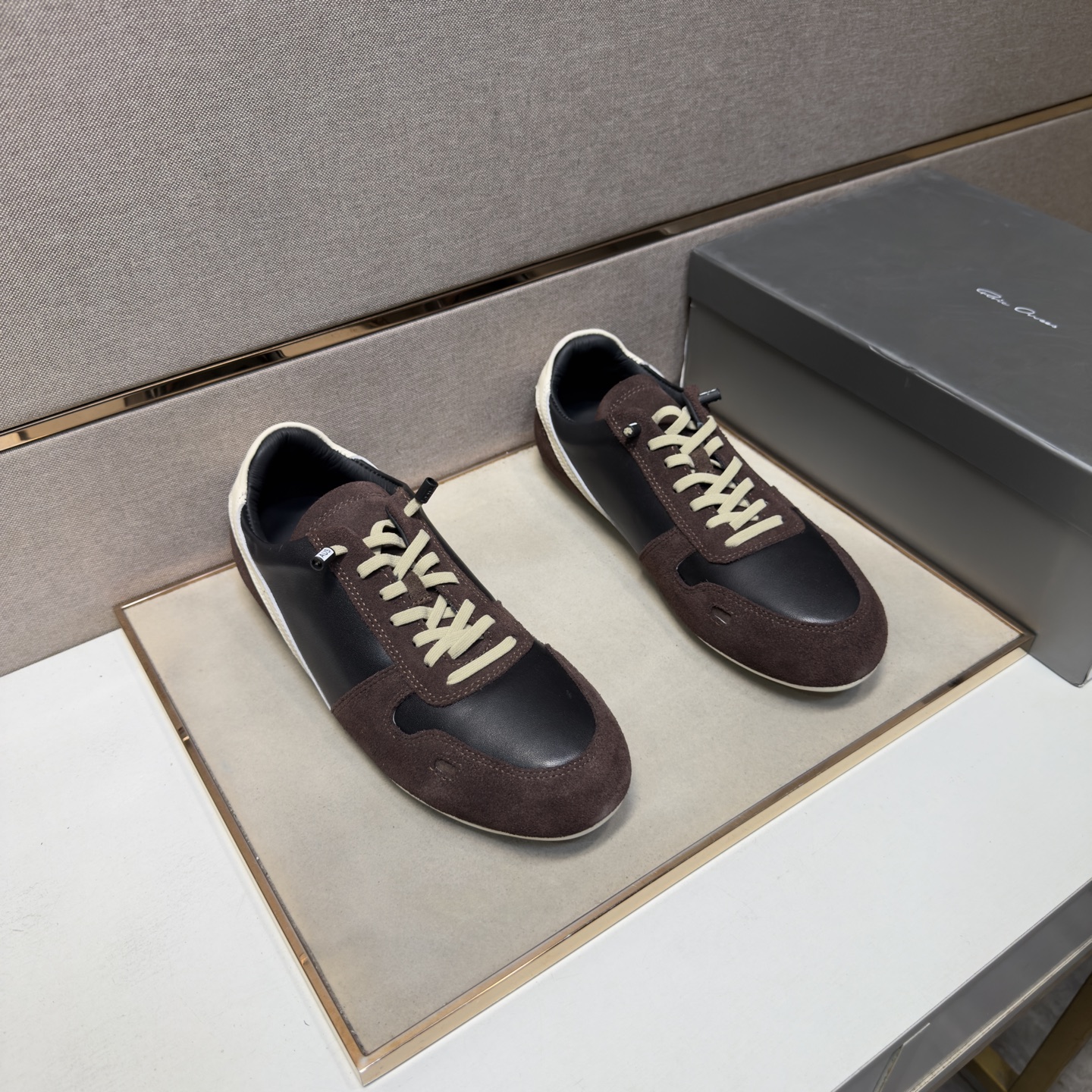 NO:898209,[Owens RO~] Casual shoes for couples, 2026z cabinets are on sale at the same time. Size 35-46 # 3 colors. The upper is made of cowhide and stitched with cowhide lining. It is comfortable and breathable. The original sole is comfortable and wear-resistant. The real thing is better when photographed in person.,cowhide19860909【欧文斯RO～】情侣装休闲鞋 2026z柜同步发售 码数35-46 # 3个颜色鞋面选用牛皮拼接牛皮内里,舒适透气,鞋底原版舒适耐磨大底,实物拍摄实物更赞,,cowhide,Men's shoes