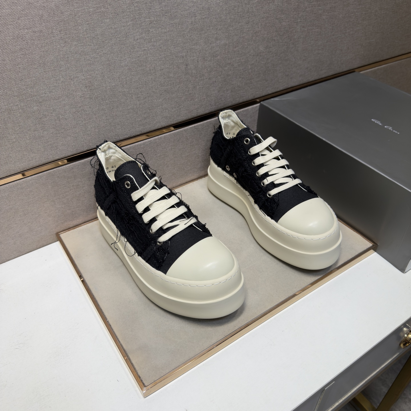 NO:898206,[Owens RO～] Casual shoes for couples, 2026z cabinets are on sale at the same time. Size 35-47 # 1 color. The upper is made of multi-material spliced ​​mesh lining, which is comfortable and breathable. The original sole is comfortable and wear-resistant. The real thing is better when photographed in person.19860909【欧文斯RO～】情侣装休闲鞋 2026z柜同步发售 码数35-47 # 1个颜色鞋面选用多材质拼接网布内里,舒适透气,鞋底原版舒适耐磨大底,实物拍摄实物更赞,,Men's shoes