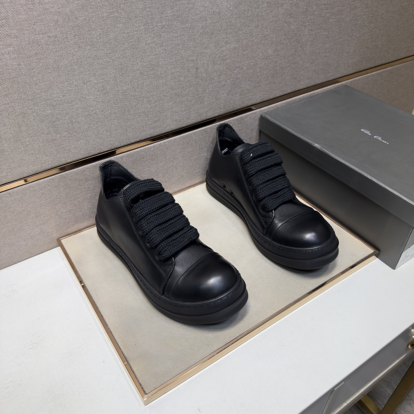 NO:898148,[Owens RO～] Casual shoes for couples, 2026z cabinets are on sale at the same time. Size 35-47 # 1 color. The upper is made of cowhide and stitched with cowhide lining. It is comfortable and breathable. The original sole is comfortable and wear-resistant. The real thing is better when photographed in person.,cowhide19860909【欧文斯RO～】情侣装休闲鞋 2026z柜同步发售 码数35-47 # 1个颜色鞋面选用牛皮拼接牛皮内里,舒适透气,鞋底原版舒适耐磨大底,实物拍摄实物更赞,,cowhide,Men's shoes