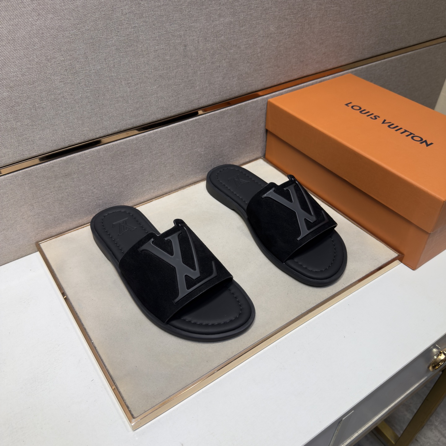 NO:833292,[LV~] Men's casual slippers 2026z cabinet sales simultaneously. Sizes 38-44 # 10 colors. The upper is made of multi-material spliced ​​leather lining, which is comfortable and breathable. The original sole is comfortable and wear-resistant. The real thing is better when photographed in person. Louis vuitton, slippers19860909【LV～】男士休闲拖鞋 2026z柜同步发售 码数38-44 # 10个颜色鞋面选用多材质拼接真皮内里,舒适透气,鞋底原版舒适耐磨大底,实物拍摄实物更赞,,louis vuitton,slippers,Men's shoes