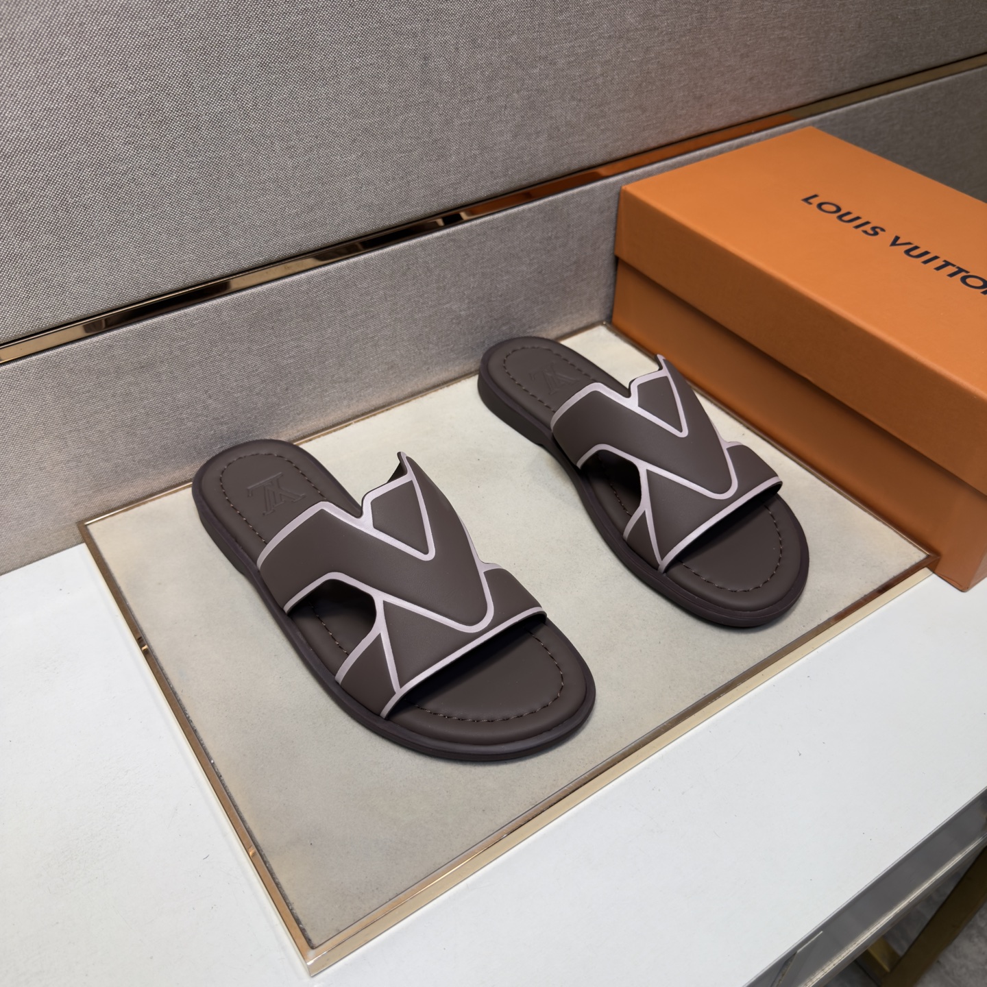 NO:833301,[LV~] Men's casual slippers 2026z cabinet sales simultaneously Size 38-44 # 5 colors The upper is made of multi-material splicing genuine leather lining, comfortable and breathable, the original sole is comfortable and wear-resistant, the real thing is better when photographed in person, louis vuitton, slippers19860909【LV～】男士休闲拖鞋 2026z柜同步发售 码数38-44 # 5个颜色鞋面选用多材质拼接真皮内里,舒适透气,鞋底原版舒适耐磨大底,实物拍摄实物更赞,,louis vuitton,slippers,Men's shoes