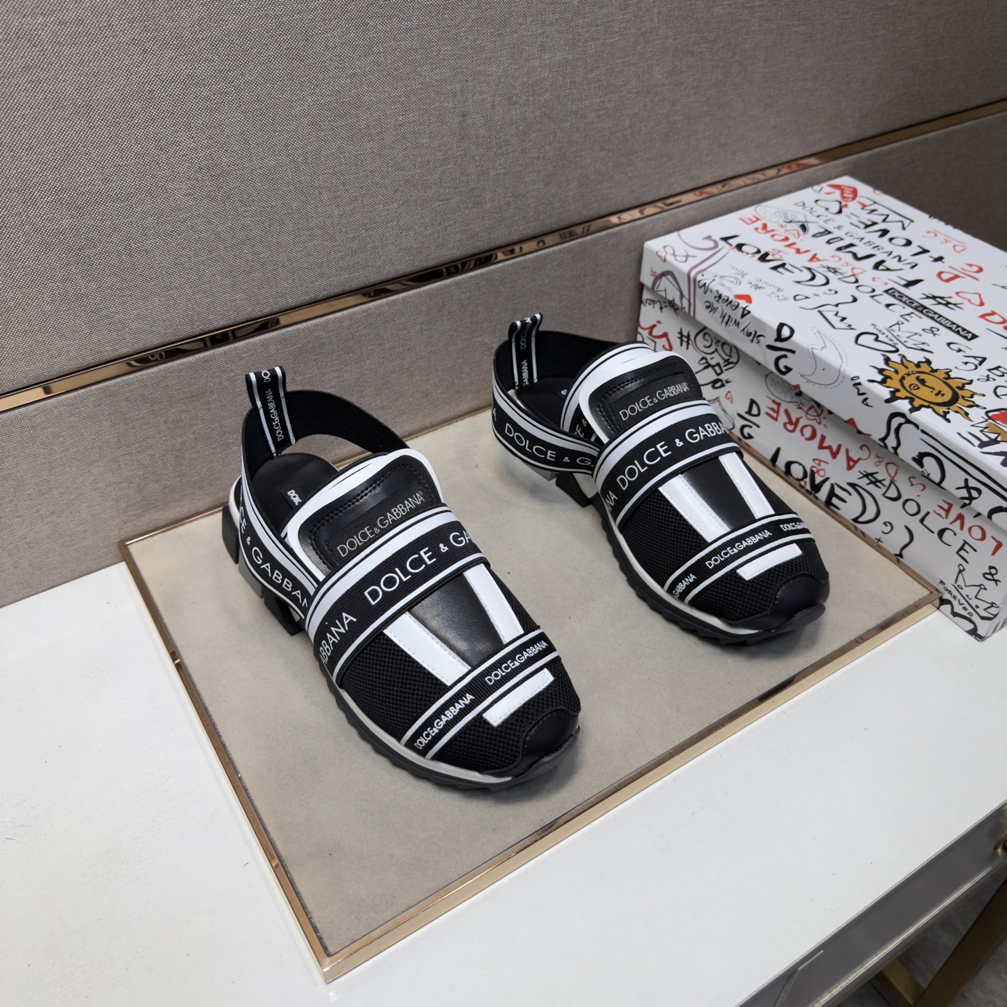 NO:833315,[DG~] Casual Sandals for Couples, 2026z cabinets are on sale at the same time. Size 36-44 # 5 colors. The upper is made of multi-material spliced ​​mesh lining, which is comfortable and breathable. The original sole is comfortable and wear-resistant. The real thing is better when photographed in person.,sandals19860909【DG～】情侣装休闲凉鞋 2026z柜同步发售 码数36-44 # 5个颜色鞋面选用多材质拼接网布内里,舒适透气,鞋底原版舒适耐磨大底,实物拍摄实物更赞,,sandals,Men's shoes