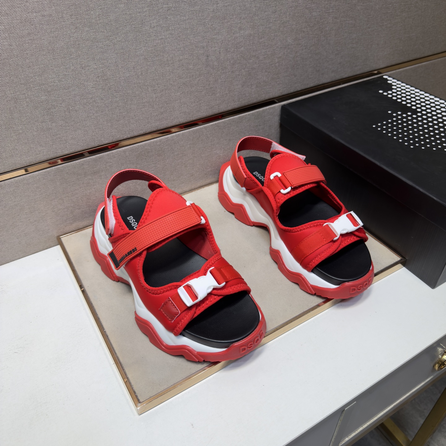 NO:833331,[D2～] Men's casual sandals 2026z cabinet sales simultaneously Size 38-44 # 2 colors The upper is made of multi-material spliced ​​mesh lining, which is comfortable and breathable. The original sole is comfortable and wear-resistant. The real thing is better when photographed in person, sandals19860909【D2～】男士休闲凉鞋 2026z柜同步发售 码数38-44 # 2个颜色鞋面选用多材质拼接网布内里,舒适透气,鞋底原版舒适耐磨大底,实物拍摄实物更赞,,sandals,Men's shoes