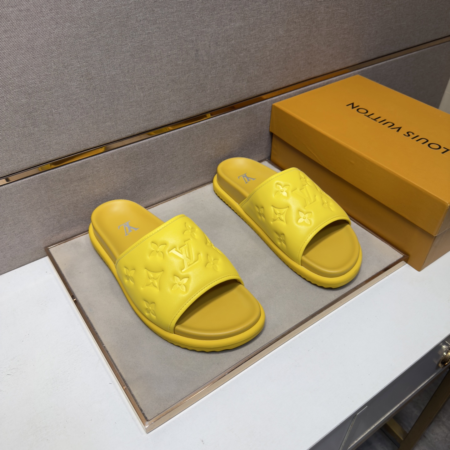 NO:833938,[LV~] Men's casual slippers are on sale simultaneously in 2026z cabinets. Size: 38-44#. The uppers in 8 colors are made of multi-material spliced ​​genuine leather lining, which is comfortable and breathable. The original soles are comfortable and wear-resistant. The real ones are better when photographed in person. Louis vuitton, slippers19860909【LV～】男士休闲拖鞋 2026z柜同步发售 码数:38-44# 8个颜色鞋面选用多材质拼接真皮内里,舒适透气,鞋底原版舒适耐磨大底,实物拍摄实物更赞,,louis vuitton,slippers,Men's shoes